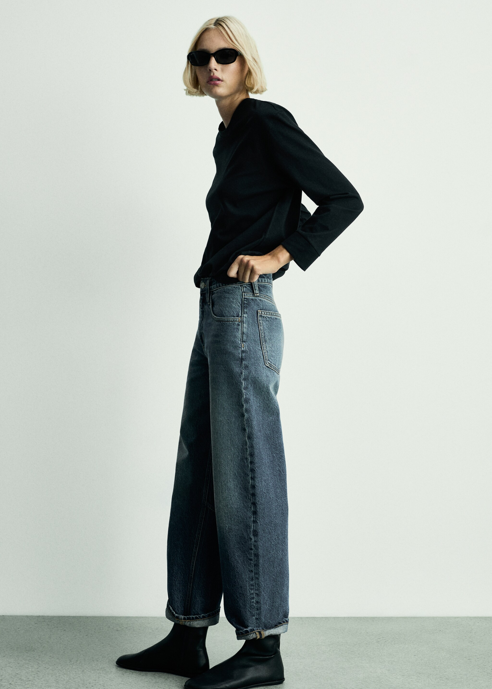 High-rise balloon jeans - Details of the article 7, Dark Blue. Ref: 77015647-00.
