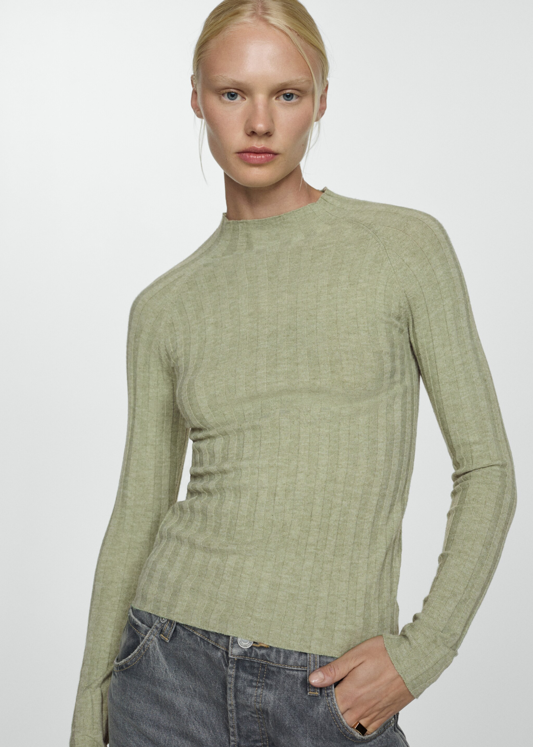 Pulover cu striații și guler perkins - Plan mediu, Verde pastel. Ref: 77015651-00.