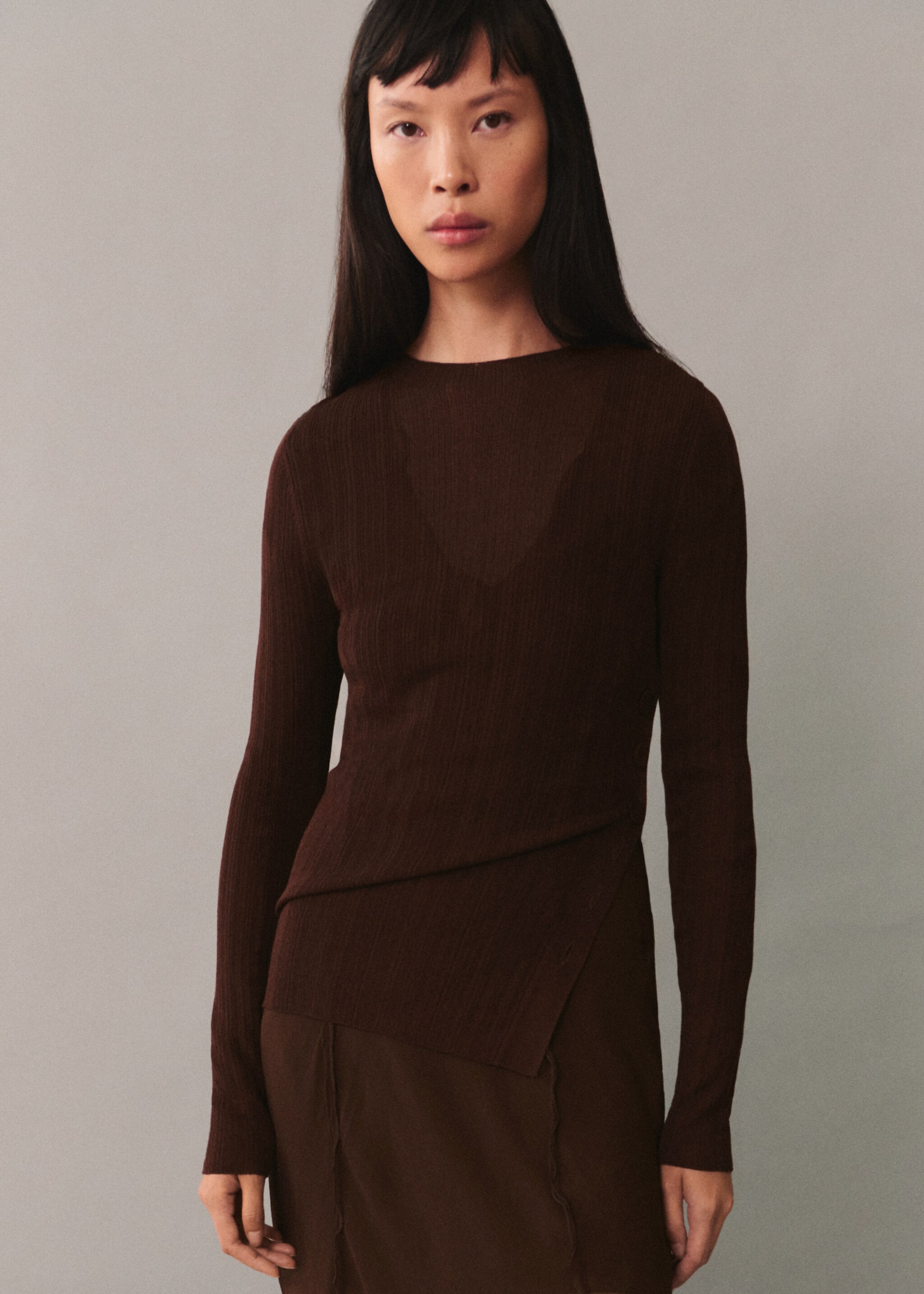 T-shirt semi-transparent boutons - Plan moyen, Chocolat. Ref: 77015657-00.