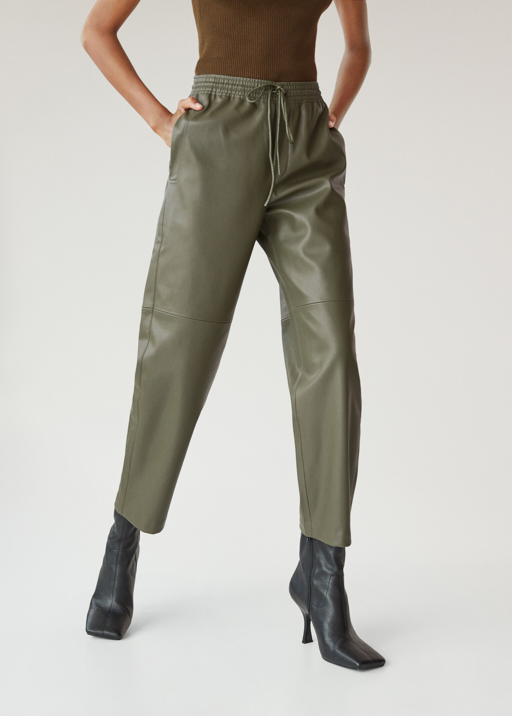 Pantalón cintura elástica efecto piel - Plano medio
