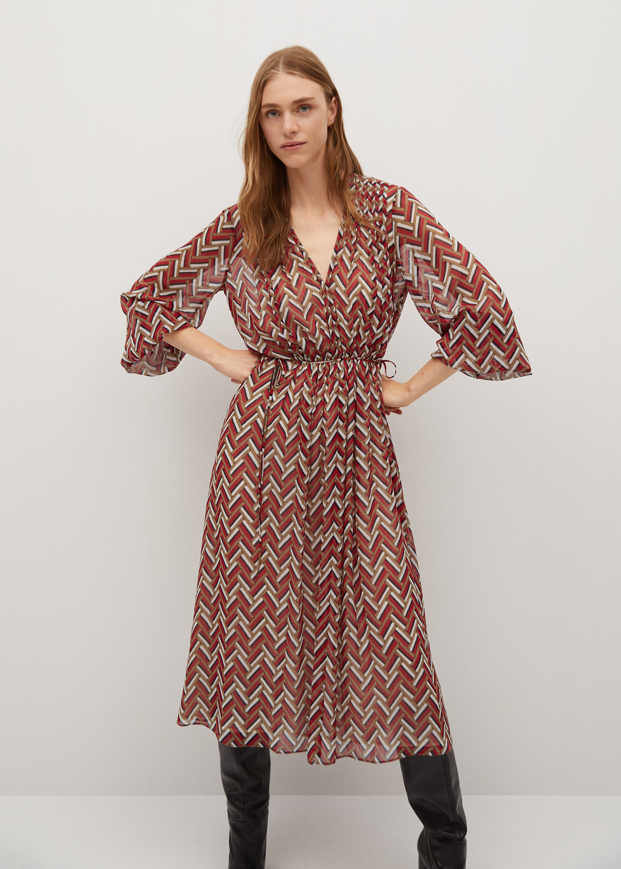 Vestido estampado étnico - Plano medio