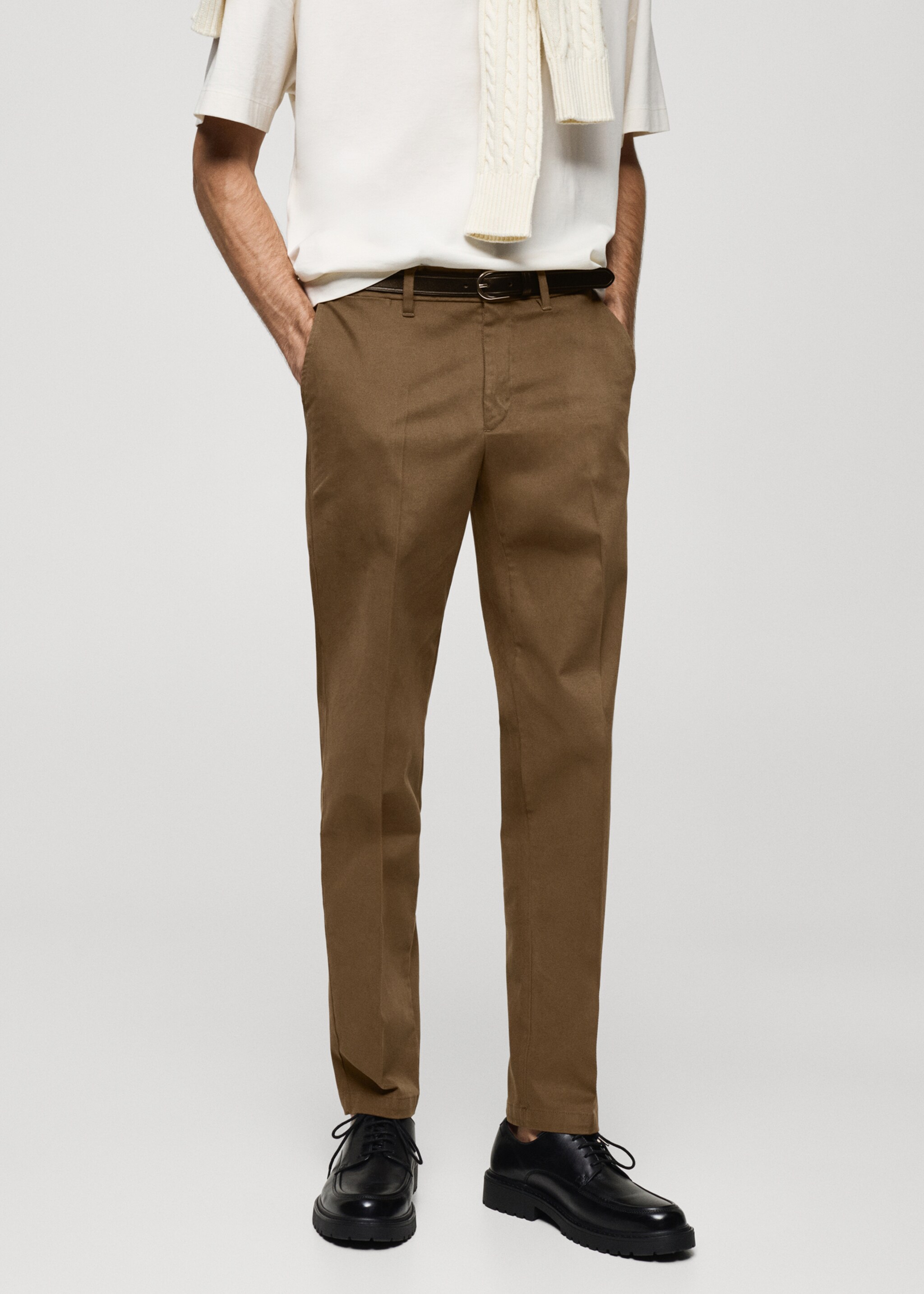Spodnie regular fit z bawełny - Plan średni, Khaki. Ref: 77015966-00.