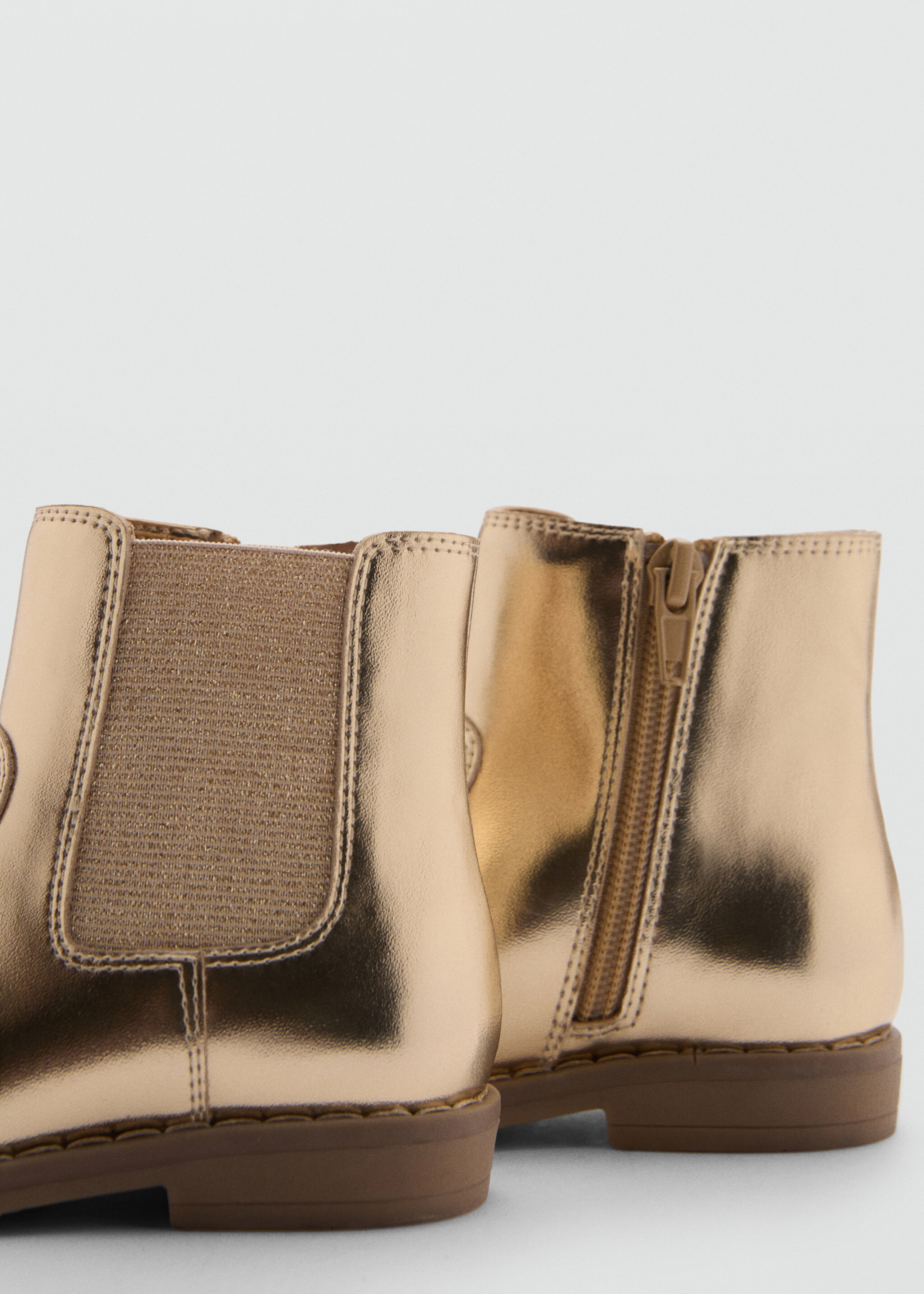 Enkellaarzen met metallic afwerking - Detail van het artikel 2, Goud. Ref: 77015971-00.