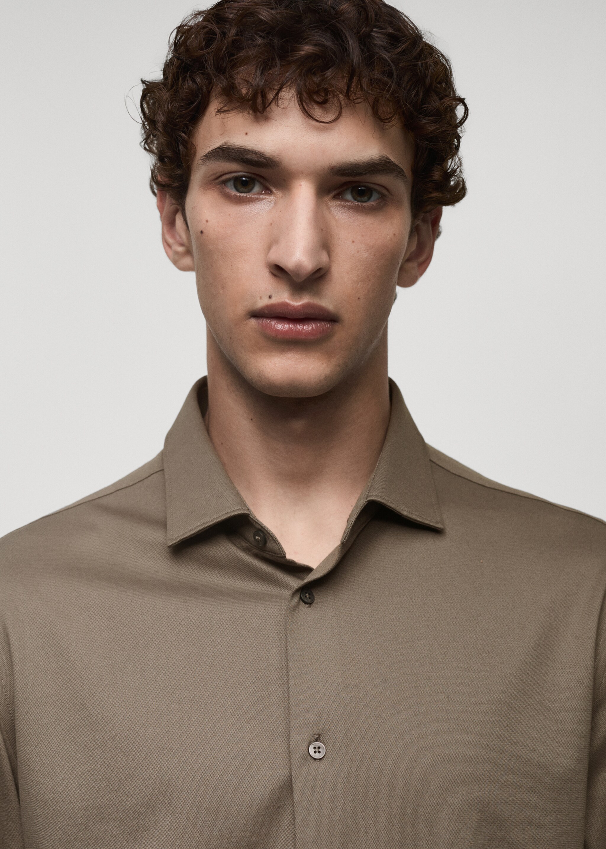 Crease-resistant regular-fit shirt - Details of the article 1, Medium Brown. Ref: 77015984-00.