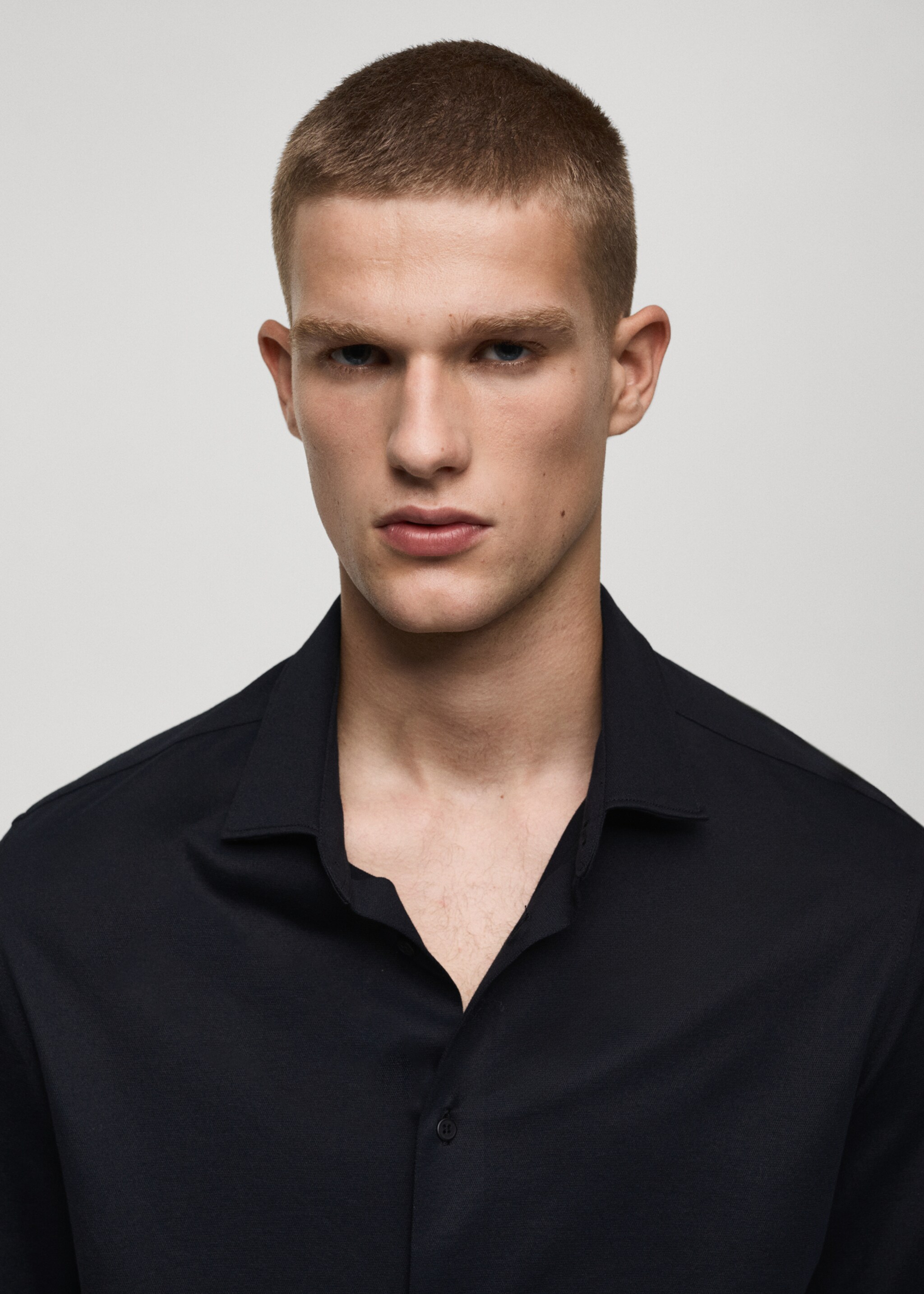Chemise regular-fit infroissable - Détail de l'article 1, Bleu marine foncé. Ref: 77015984-00.