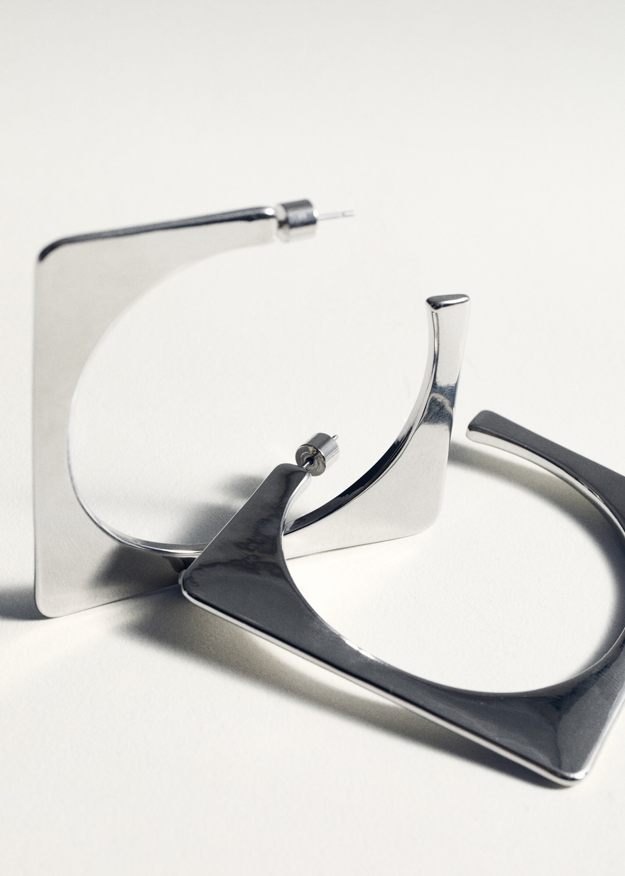 Square maxi-hoop earrings - Details of the article 5, Silver. Ref: 77016001-00.