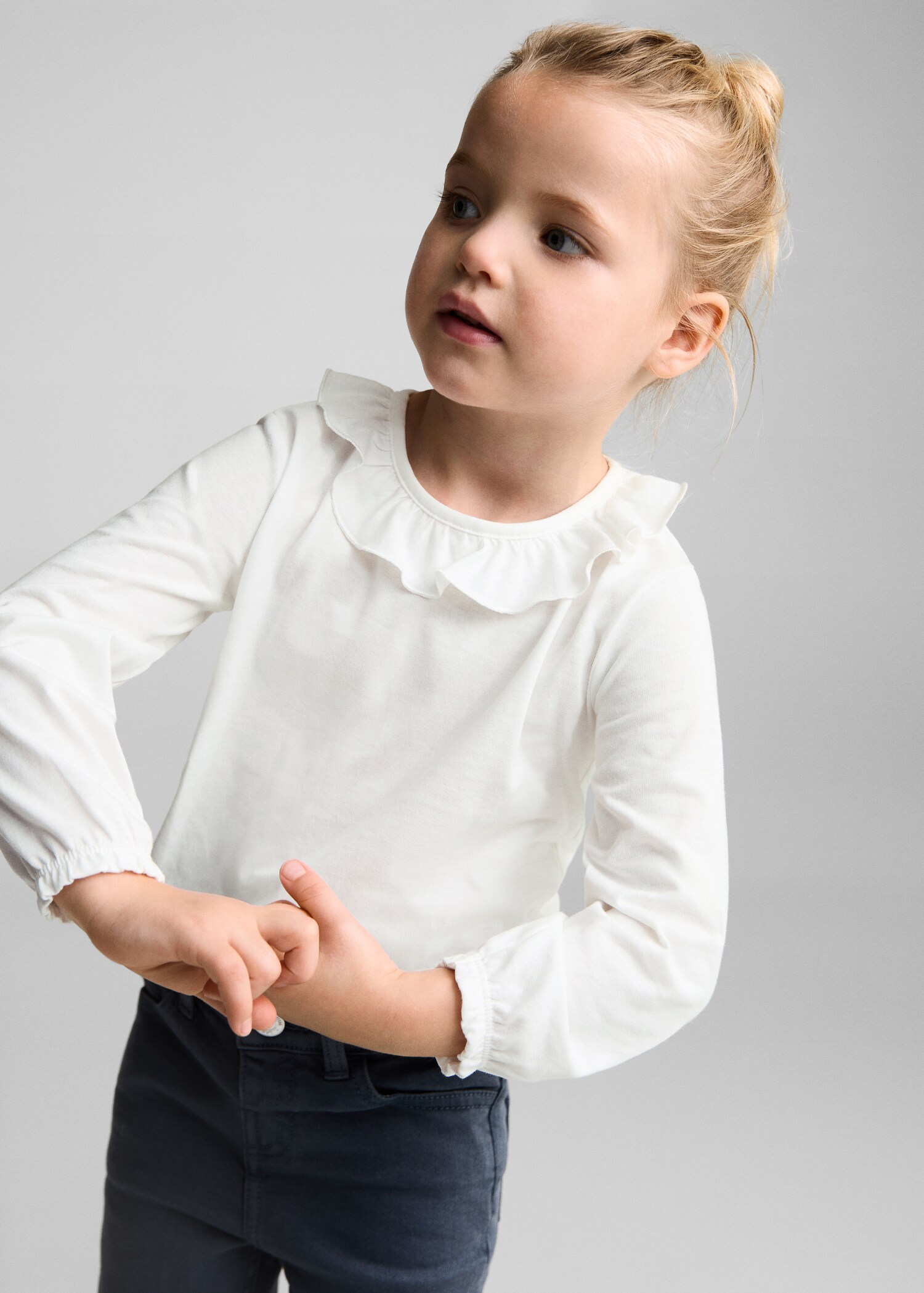 T-Shirt mit Rüschenkragen - Mittlere Ansicht