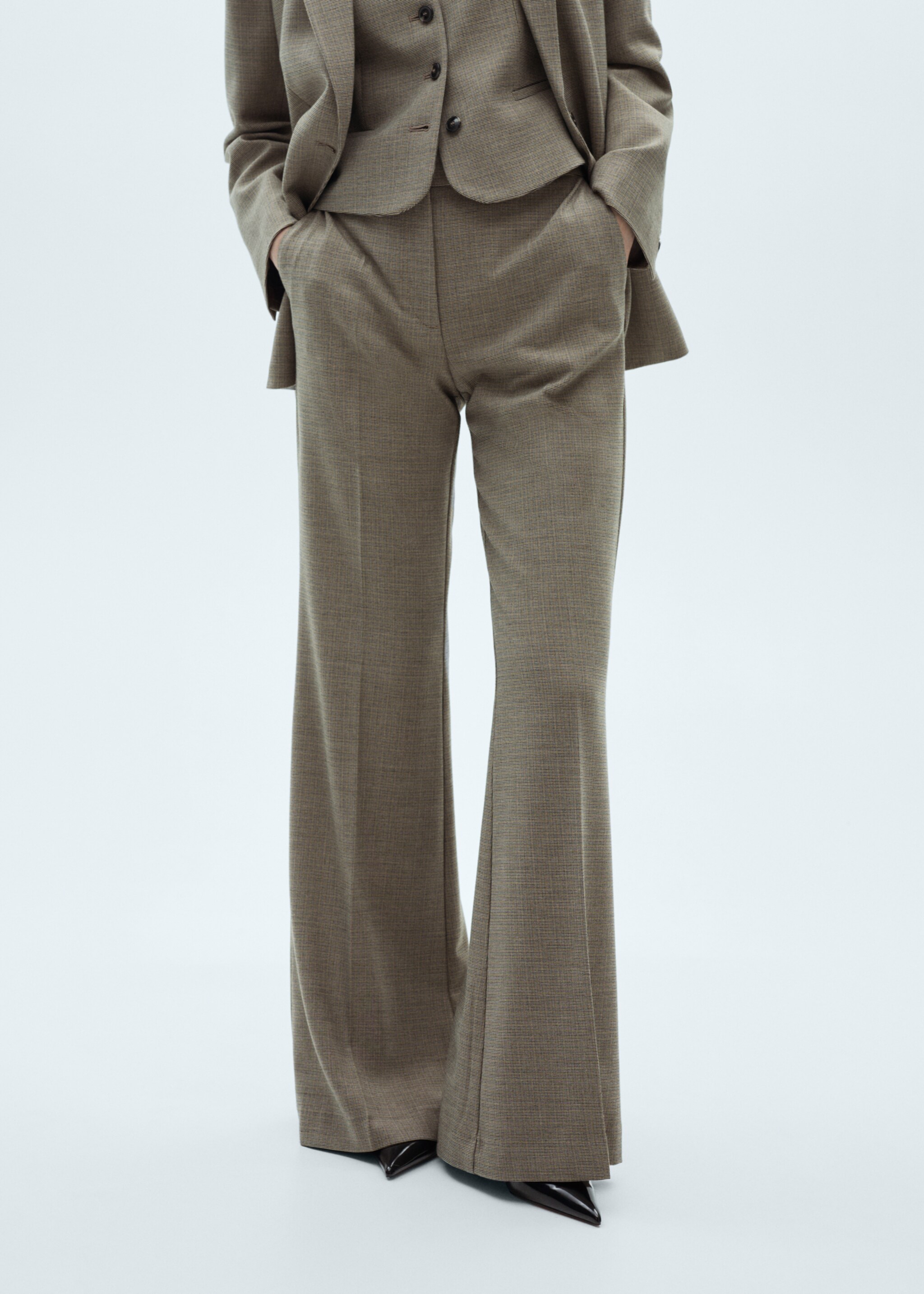 Pantalón traje flare - Plano medio, Khaki. Ref: 77016727-00.