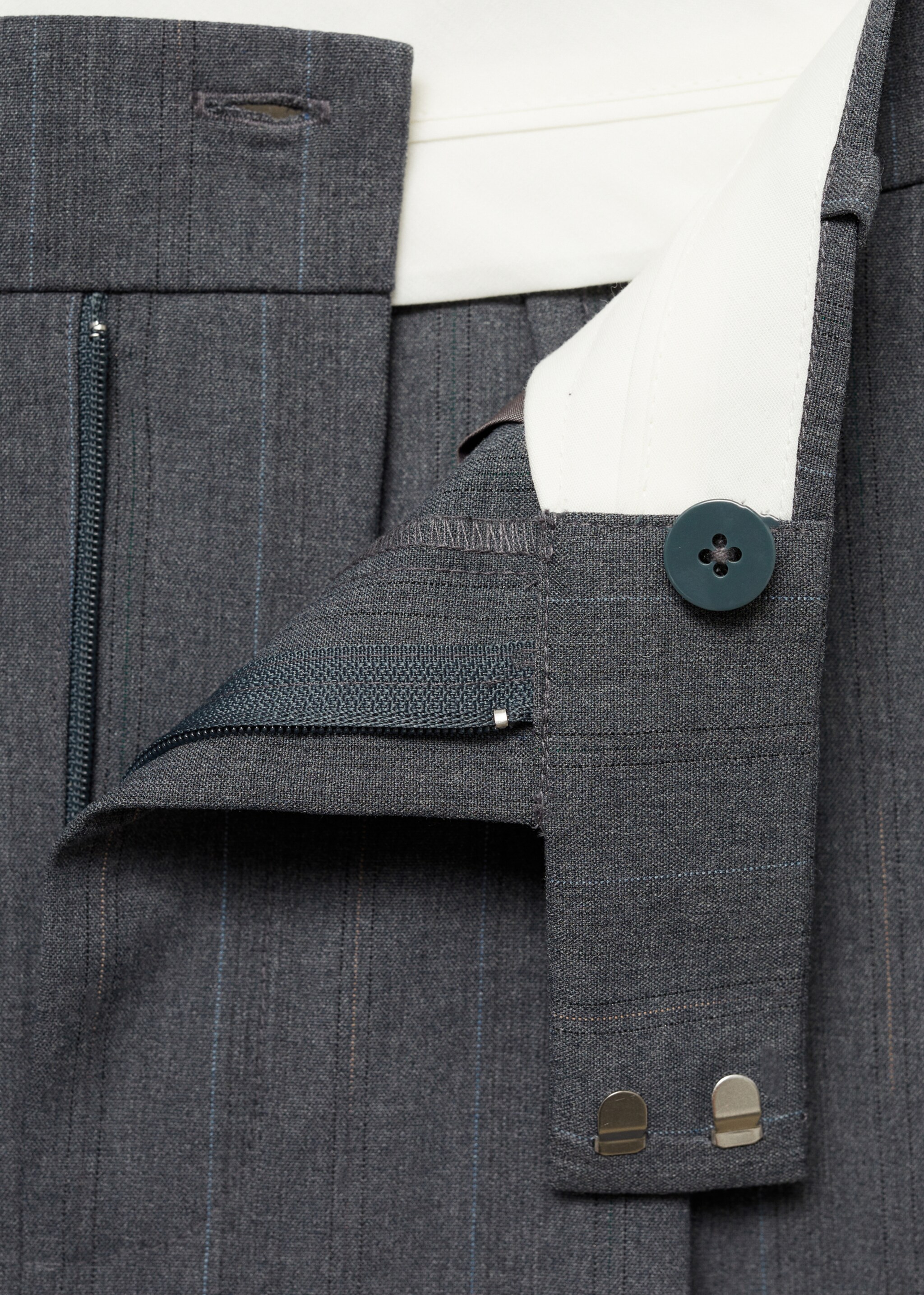 Pantalón traje raya diplomática - Detalle del artículo 0, Gris. Ref: 77016728-00.