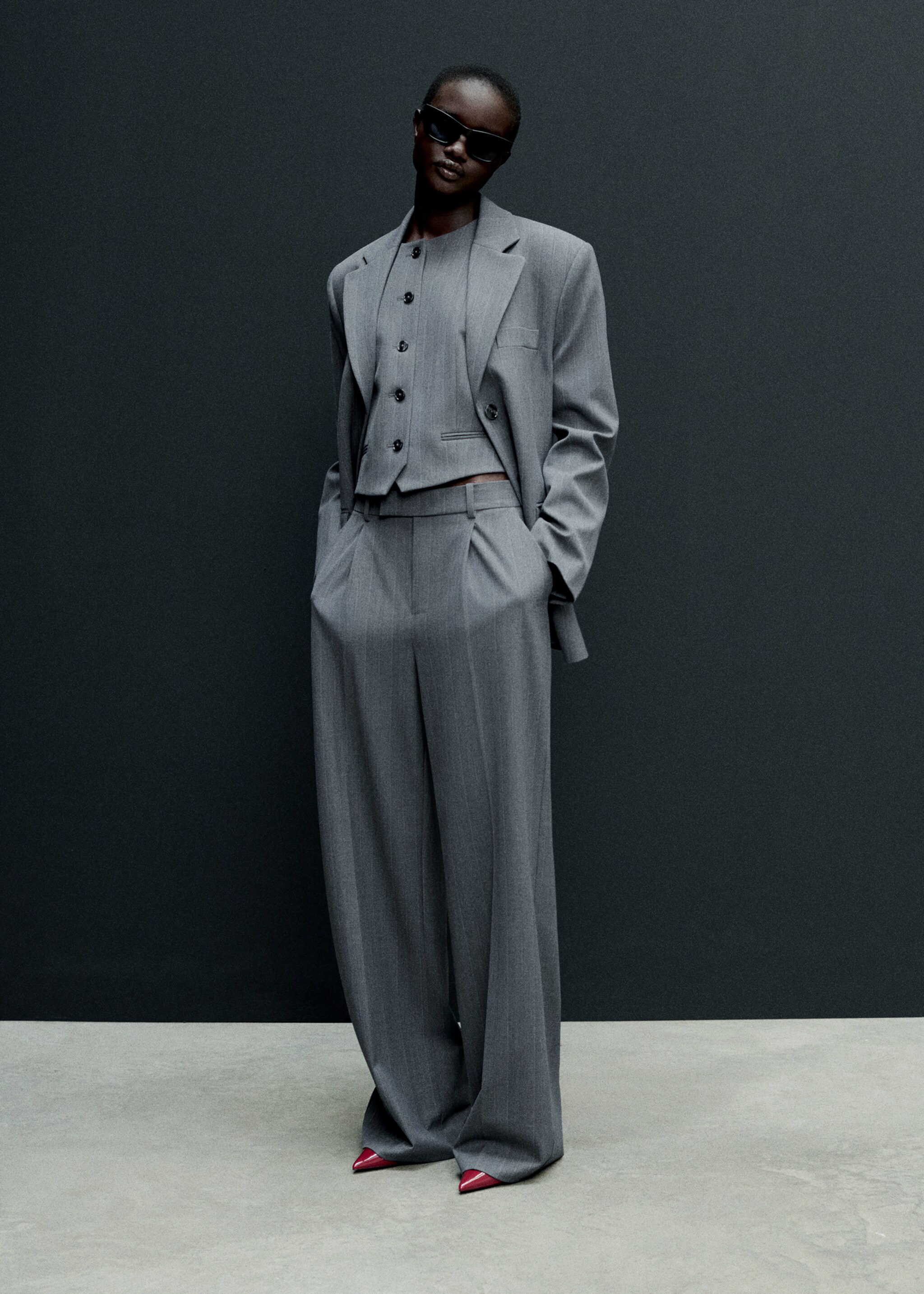 Pantalón traje raya diplomática - Detalle del artículo 7, Gris. Ref: 77016728-00.