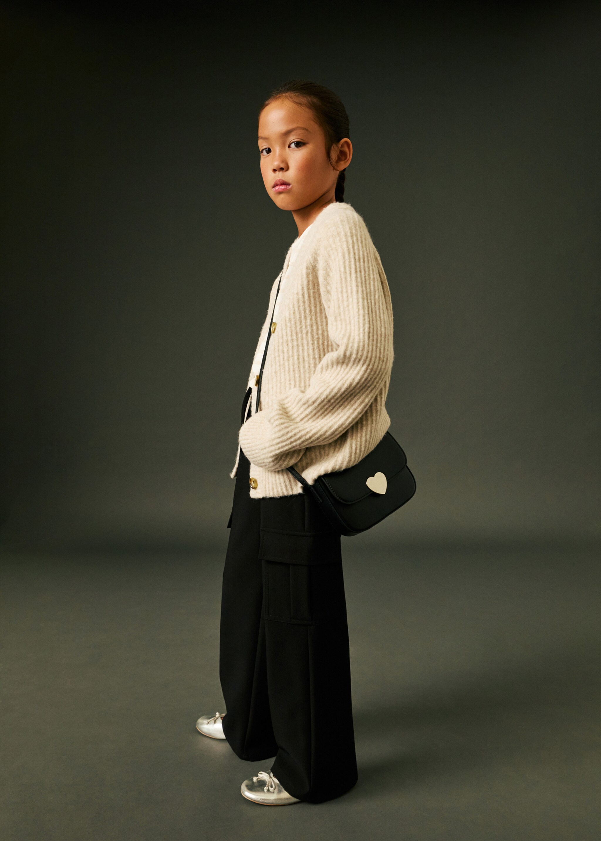 Flowy cargo trousers - Details of the article 5, Black. Ref: 77016735-00.