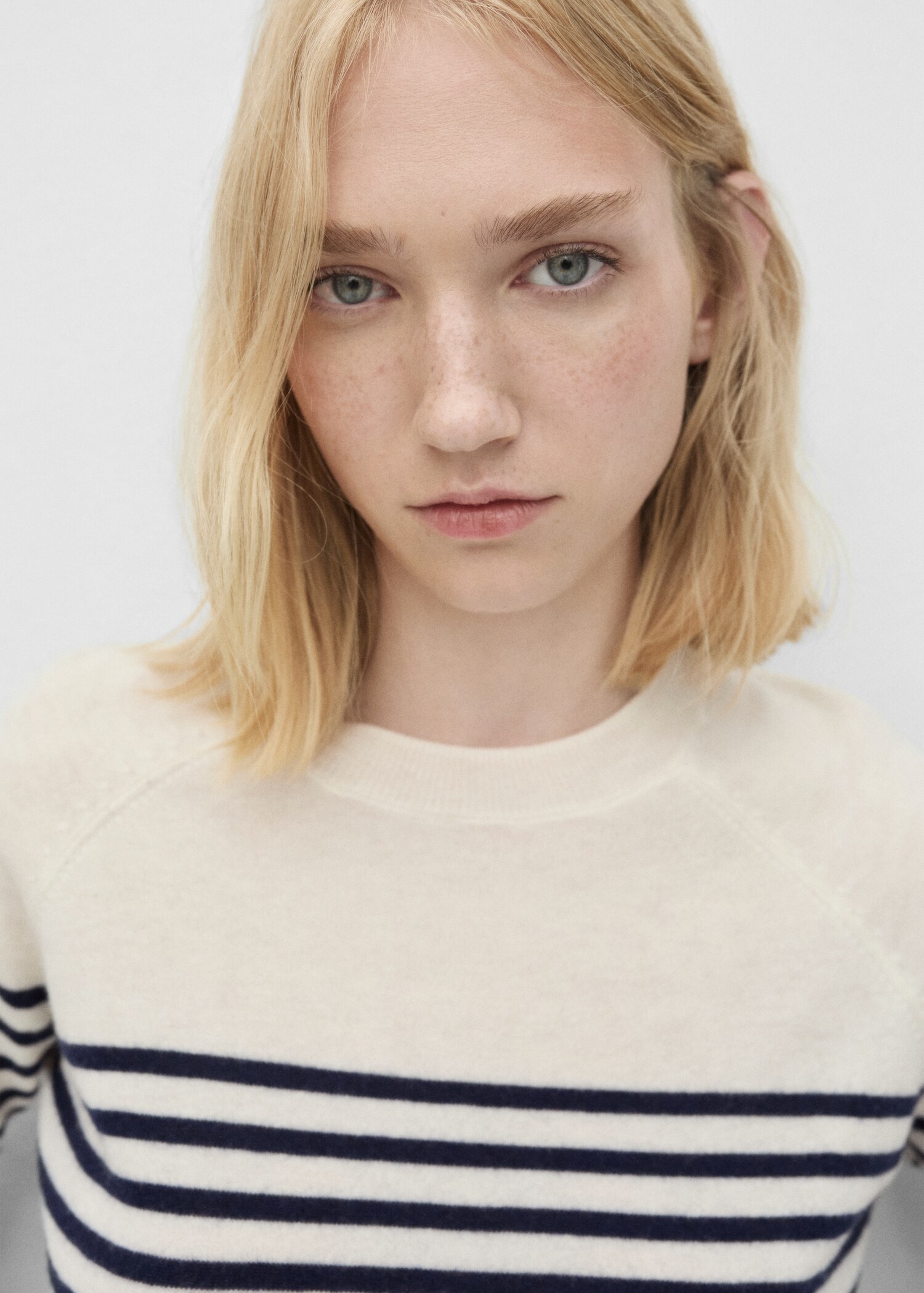 Rounded neck wool sweater - Details of the article 1