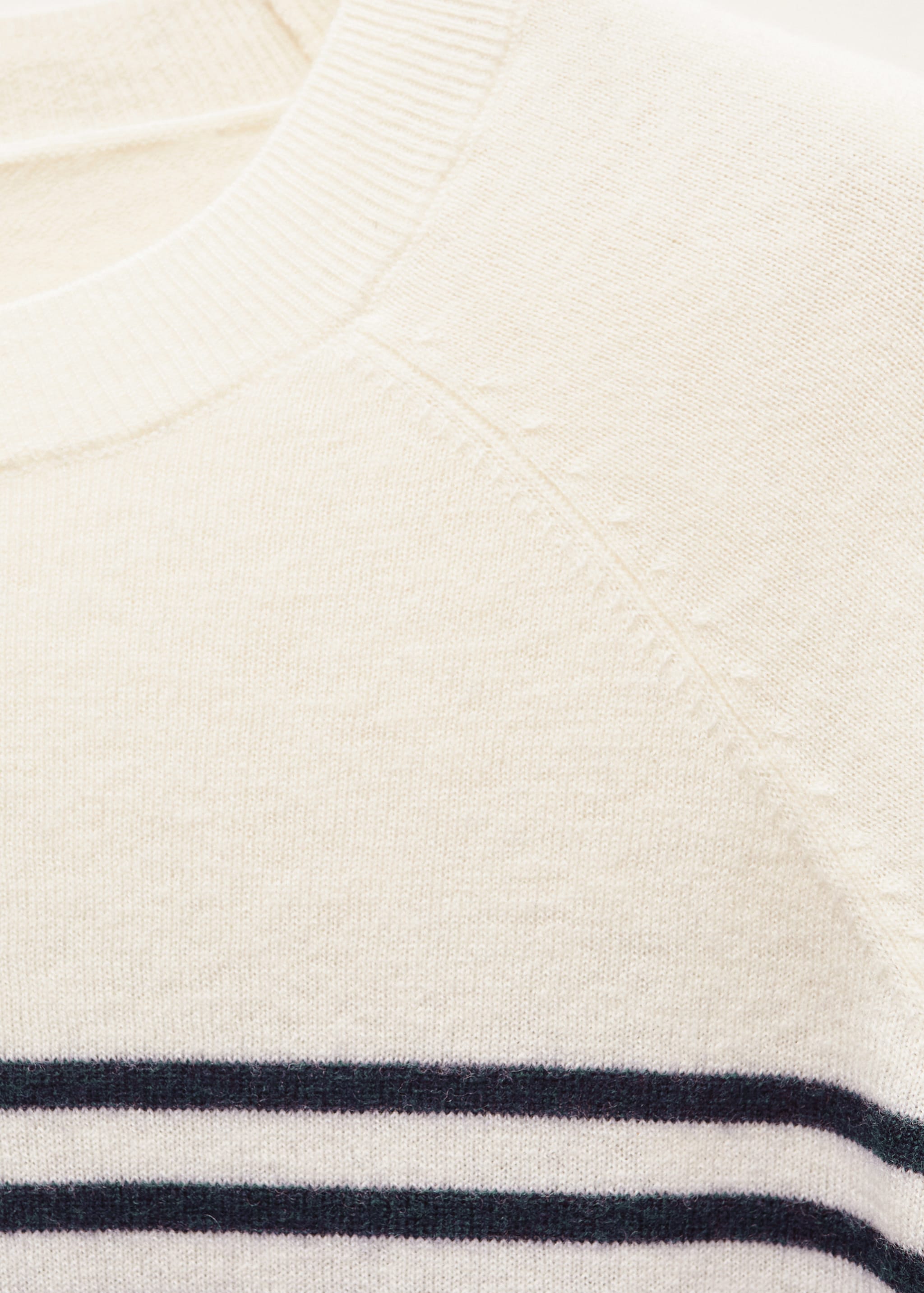Rounded neck wool sweater - Details of the article 8, Ecru. Ref: 77016751-00.