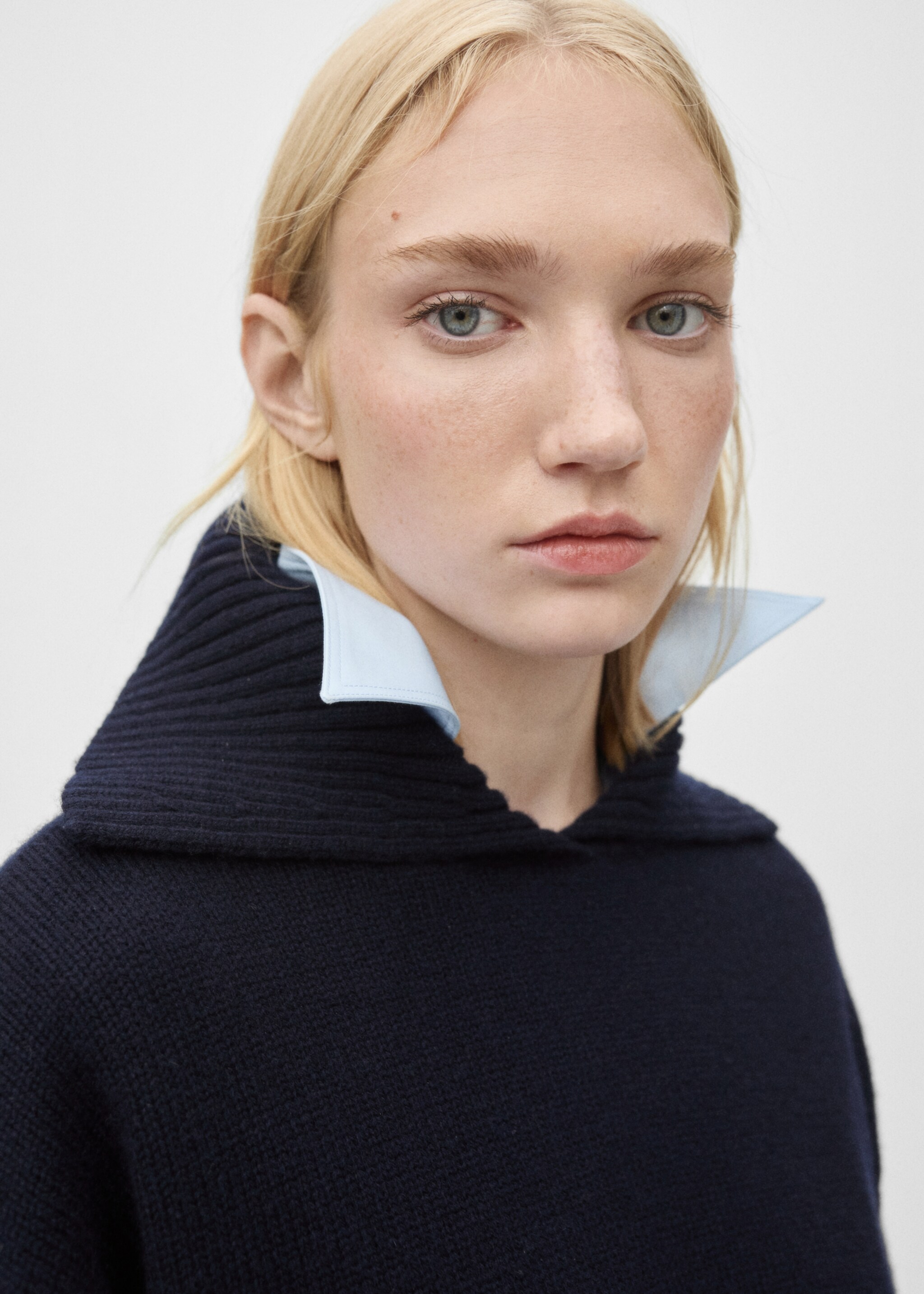 100% wool sweater with lapel collar - Details of the article 1, Dark Navy. Ref: 77016754-00.