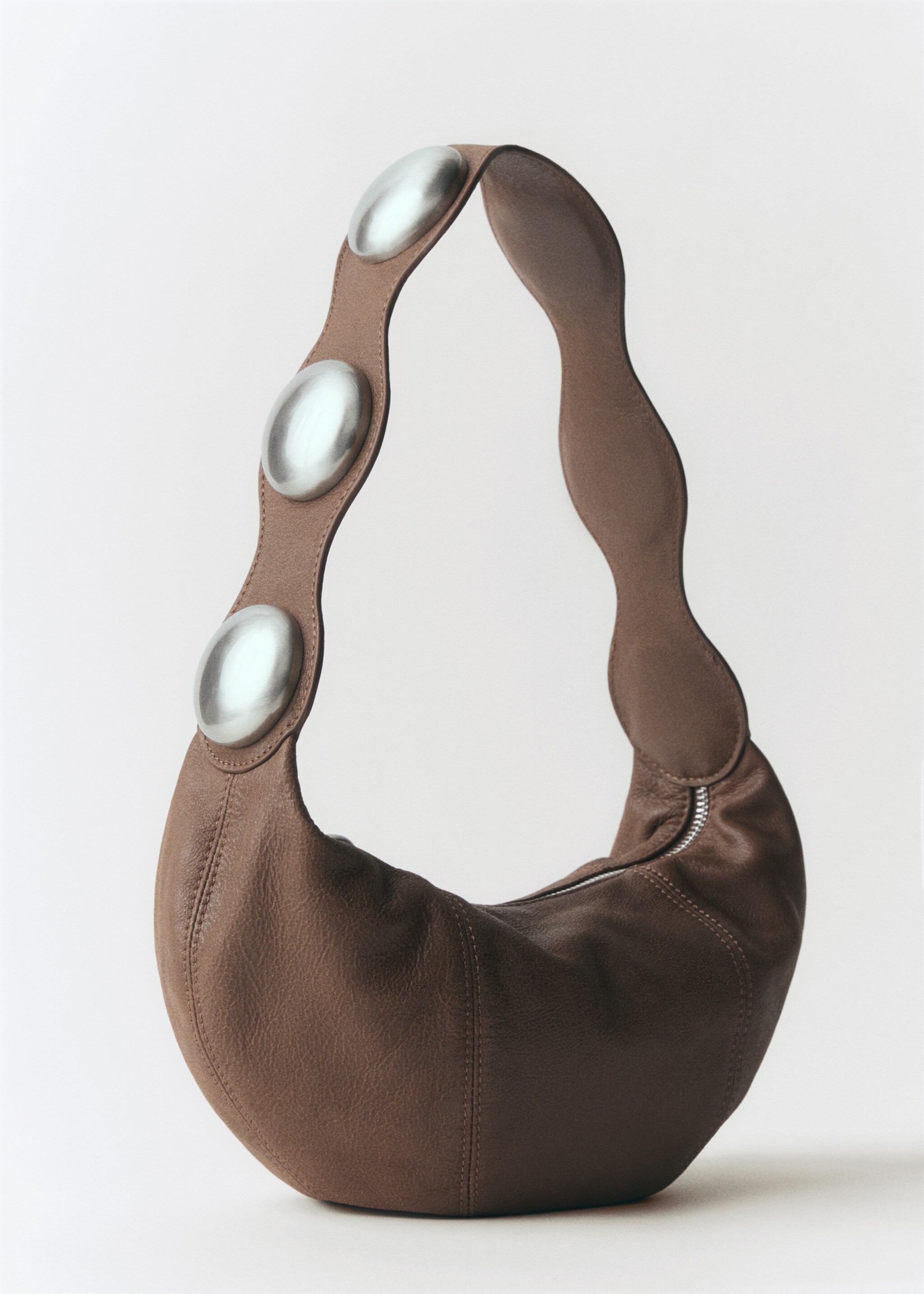 Bolso piel tachuelas - Plano medio, Marrón. Ref: 77017129-00.