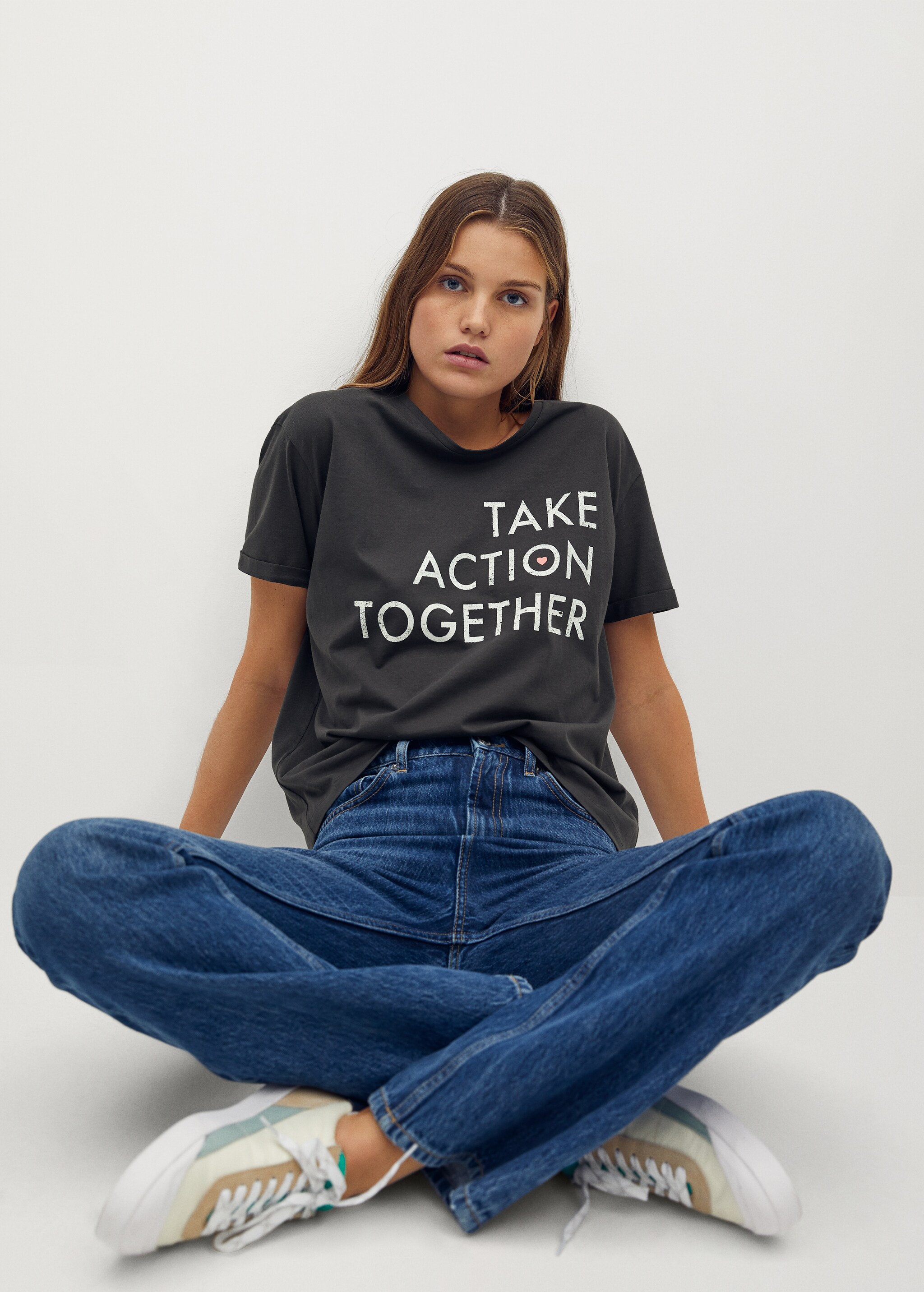 Short-sleeved solidary t-shirt - Details of the article 1
