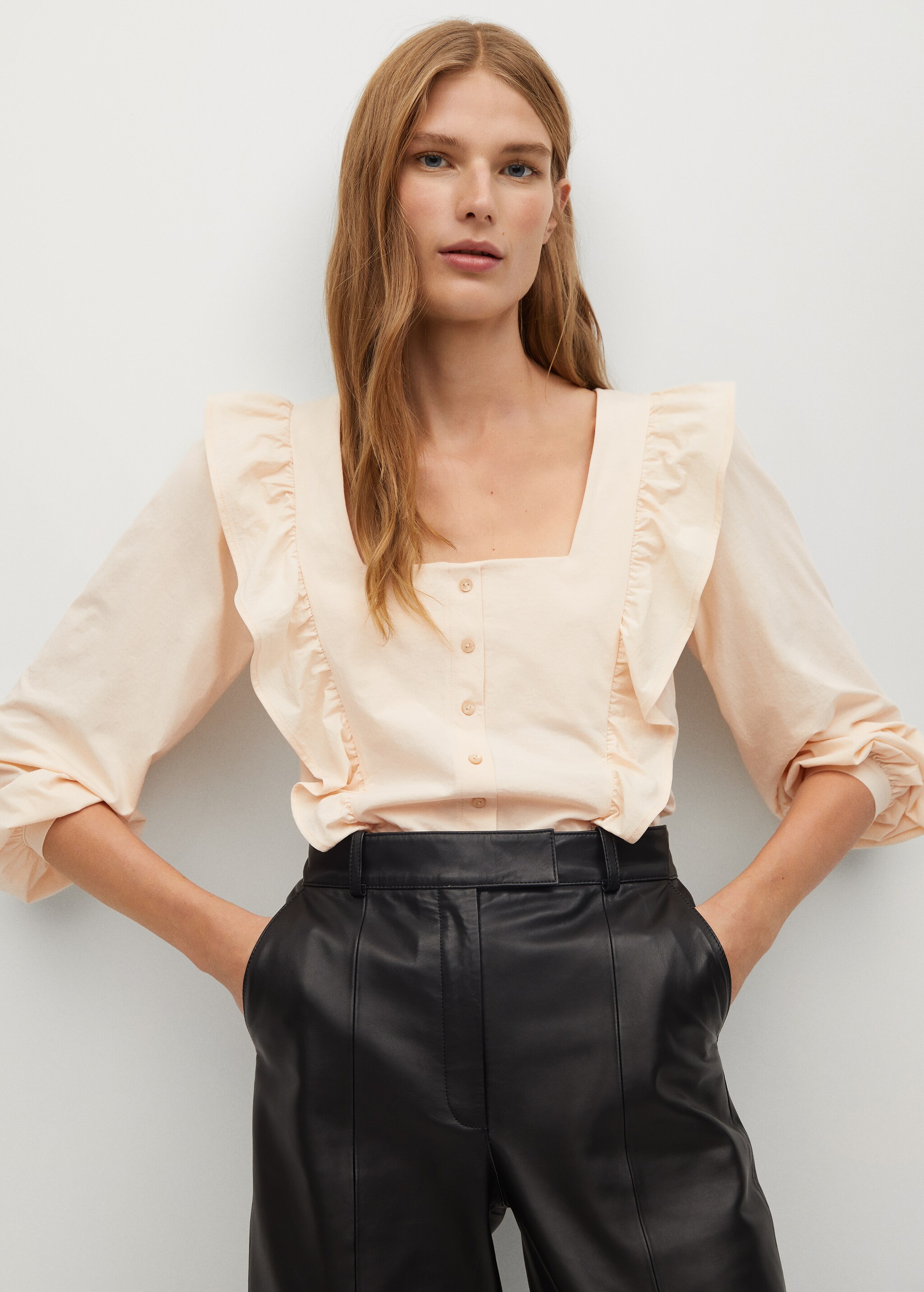 Blusa volante hombro - Plano medio