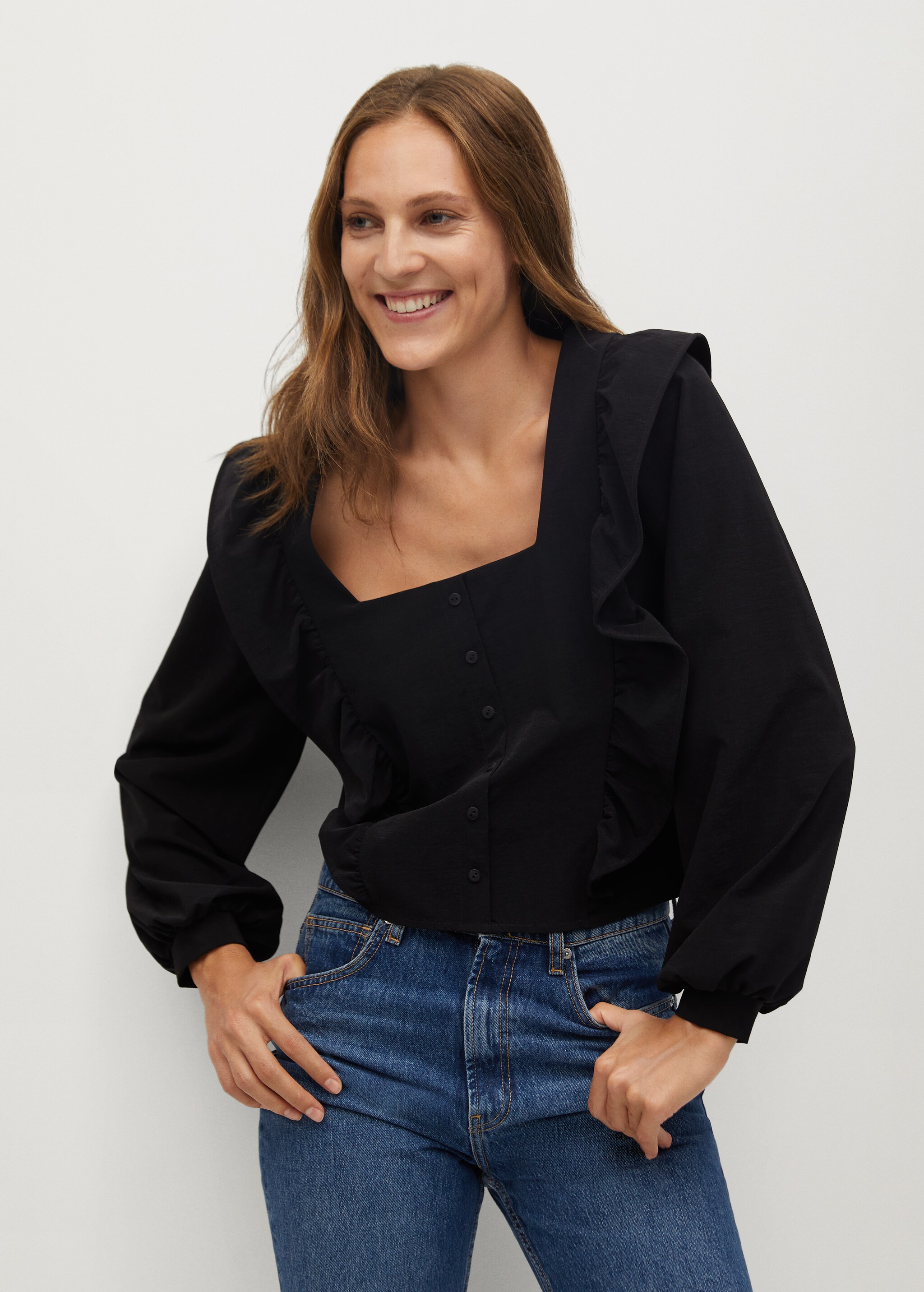 Blusa volante hombro - Plano medio