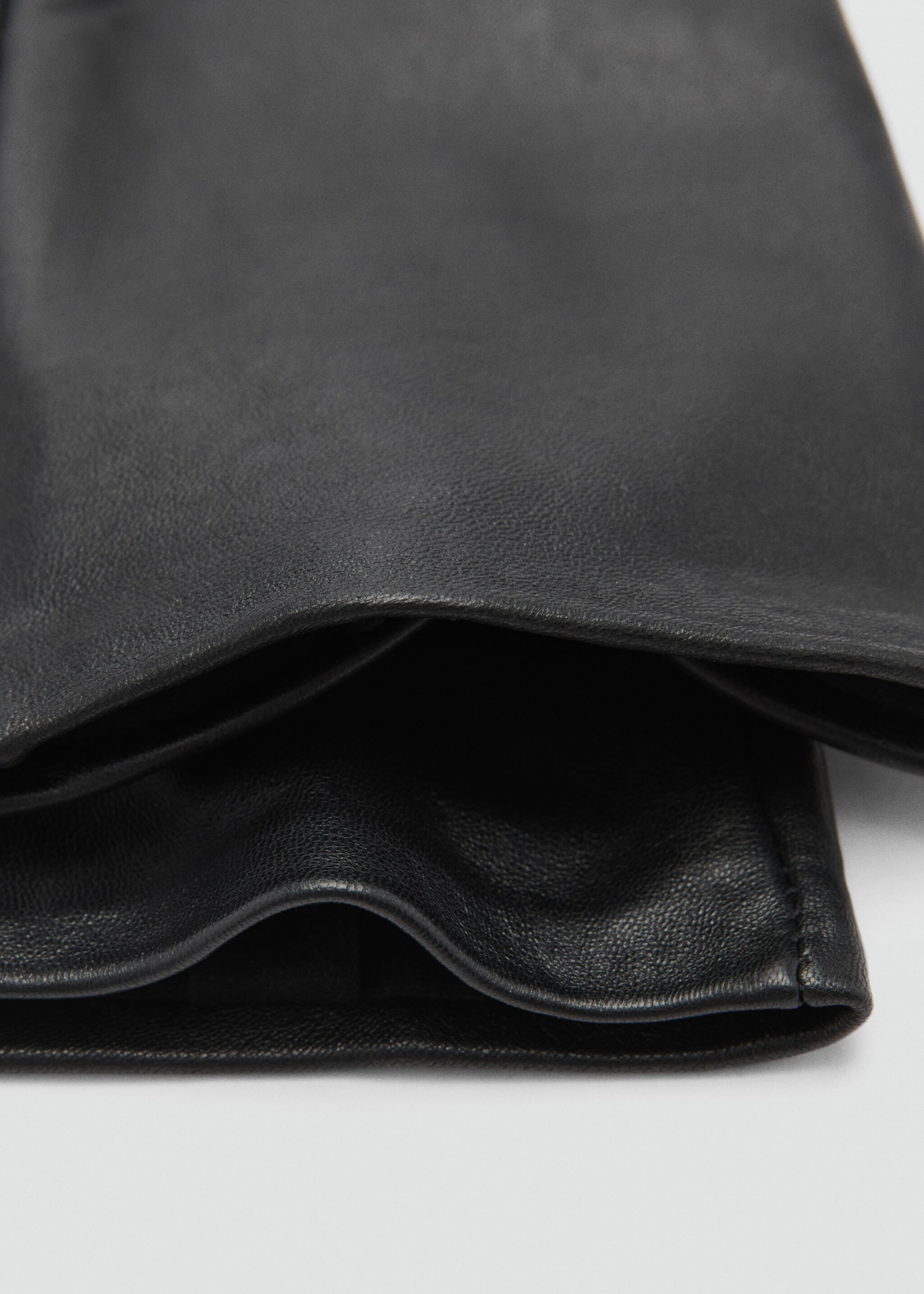 Guantes piel largos - Detalle del artículo 1, Negro. Ref: 77017656-00.