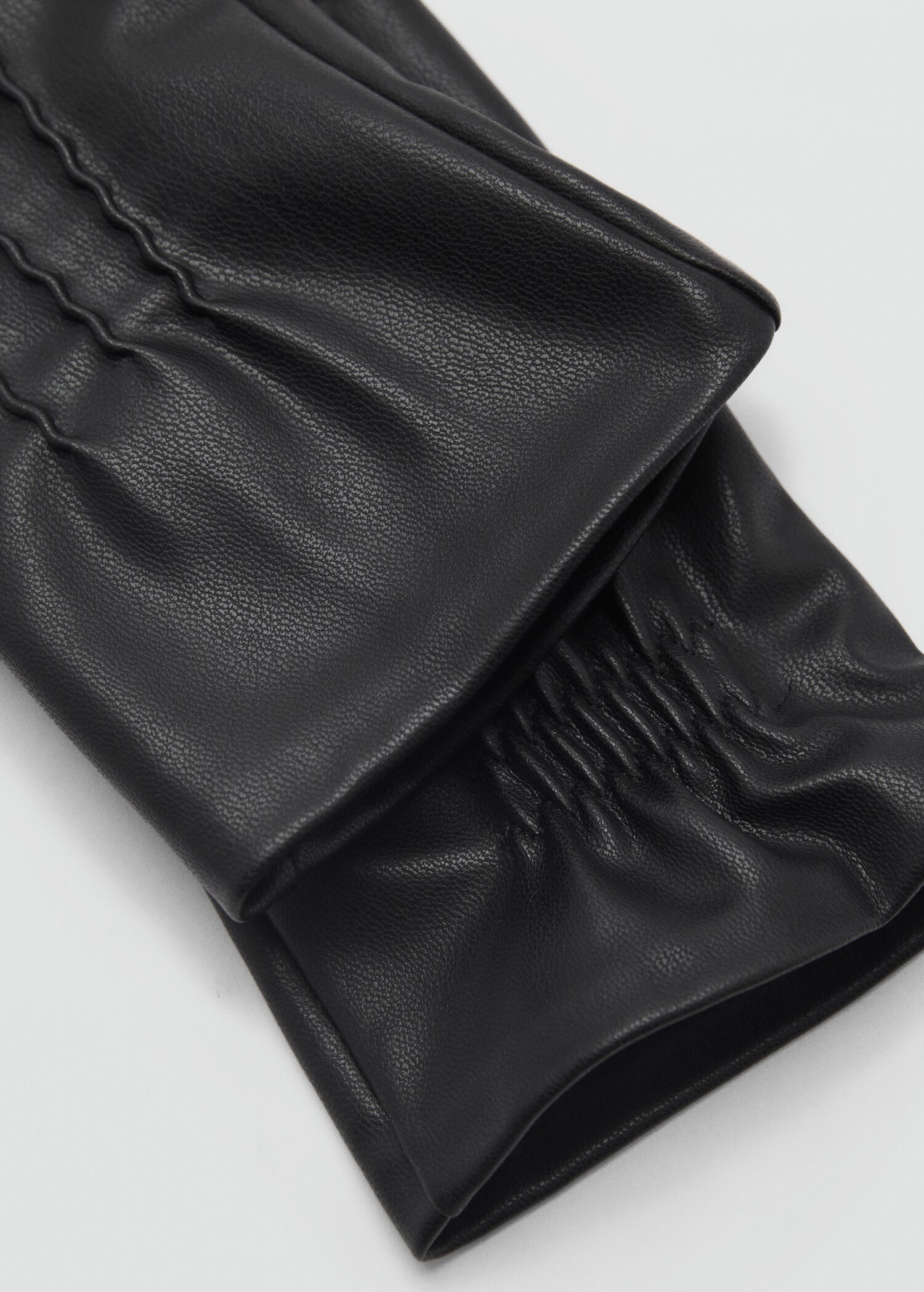 Guantes detalle fruncido - Plano medio