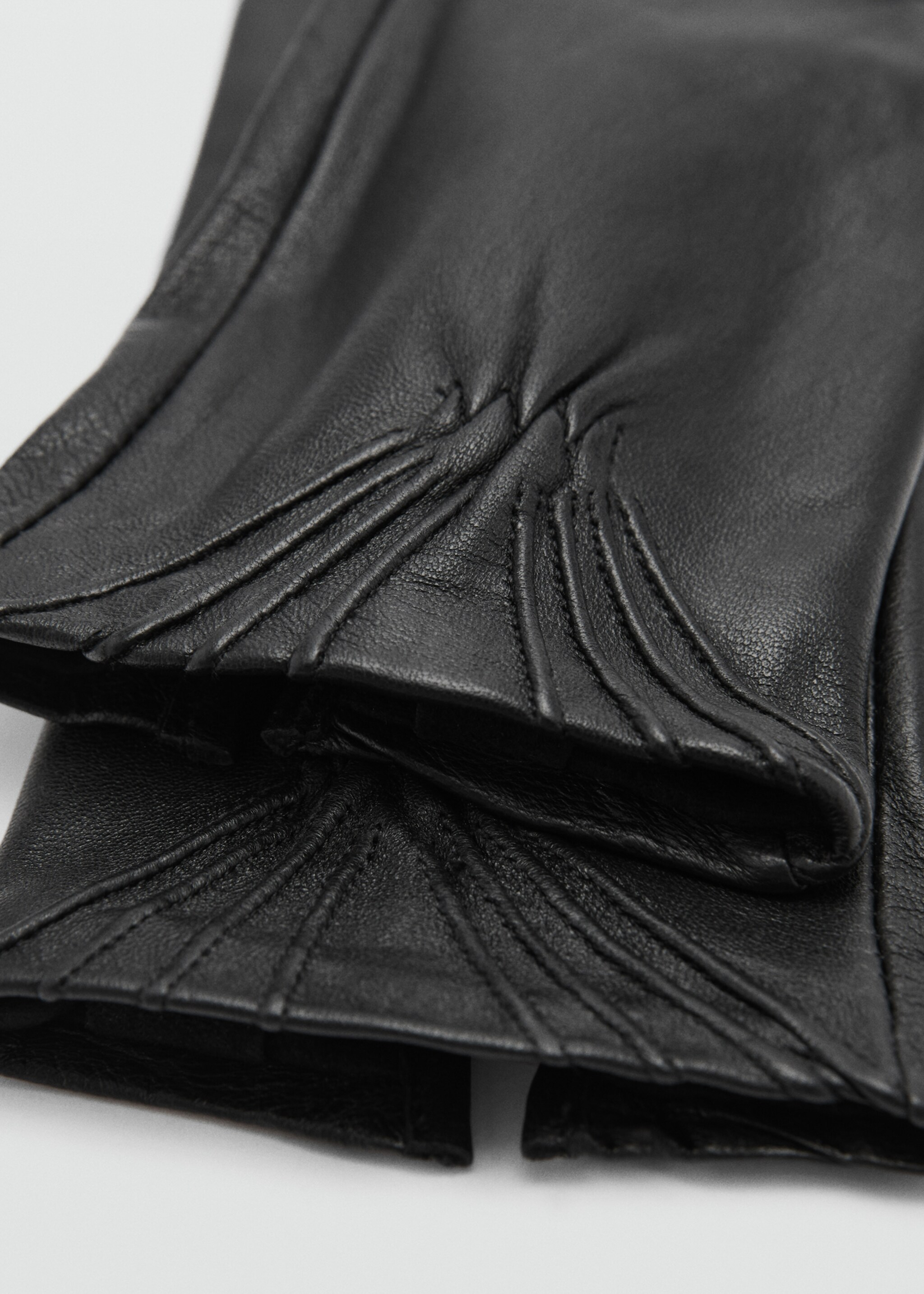 Gants cuir détail froncé - Plan moyen, Noir. Ref: 77017659-00.