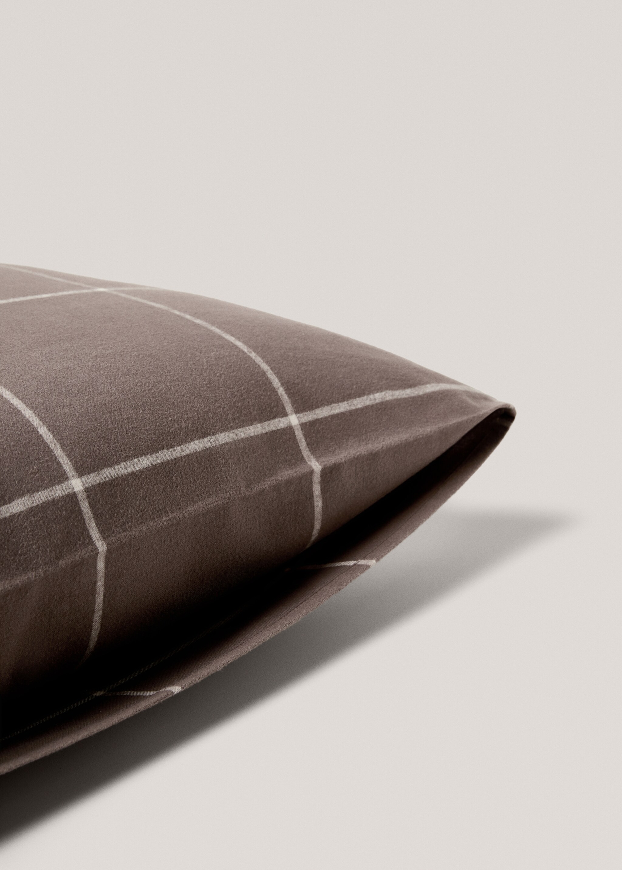 Cotton flannel checkered pillow cover 50x75cm - Details of the article 3, Chocolate. Ref: 77017666-00.