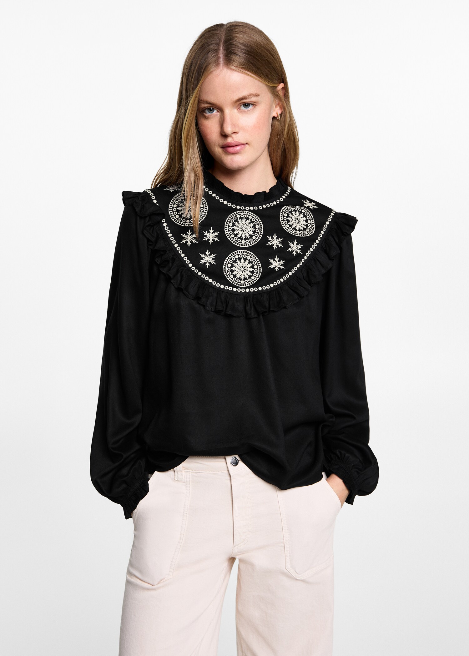 Fließende Bluse mit gestickten Details - Mittlere Ansicht