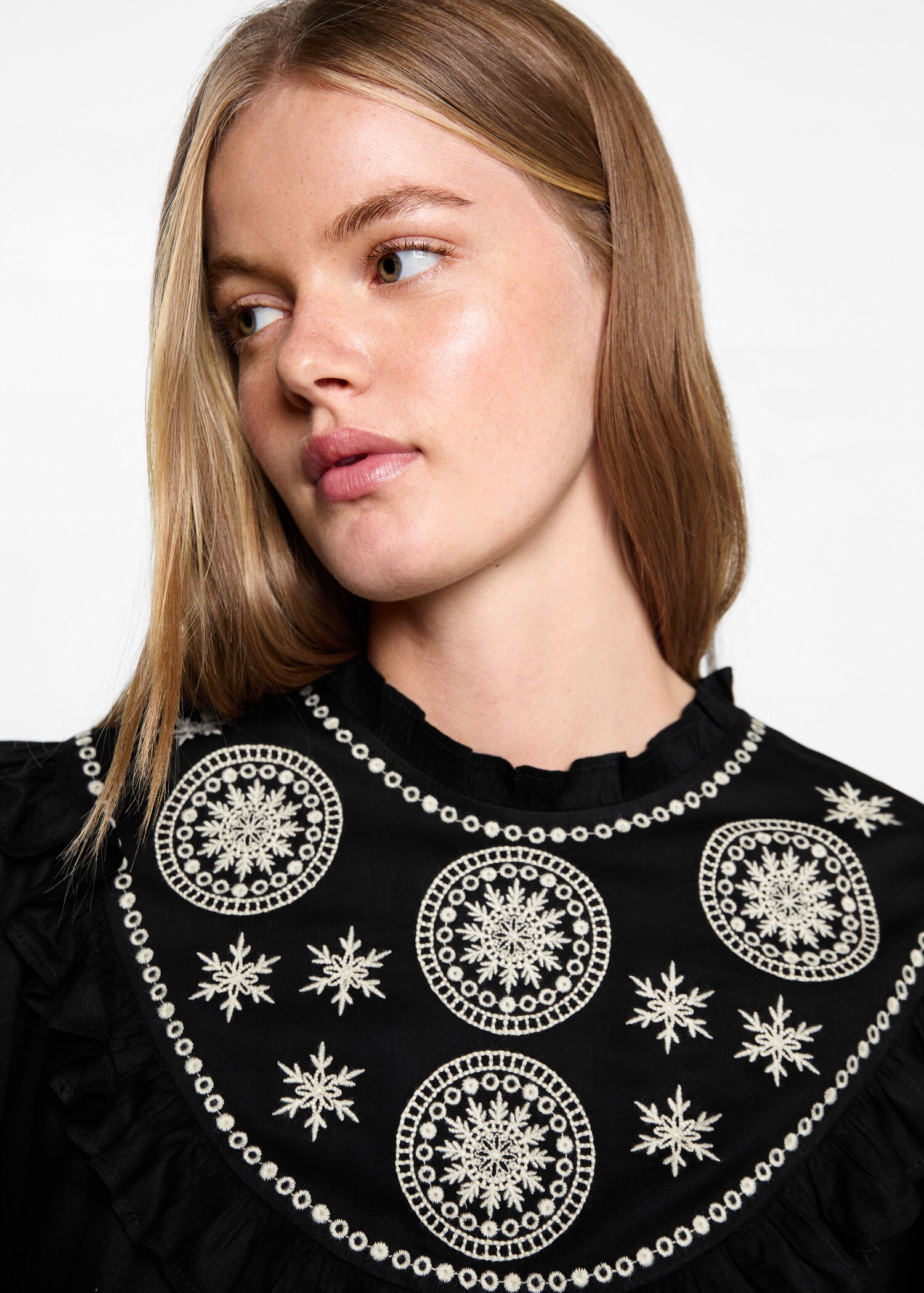 Fließende Bluse mit gestickten Details - Detail des Artikels 1