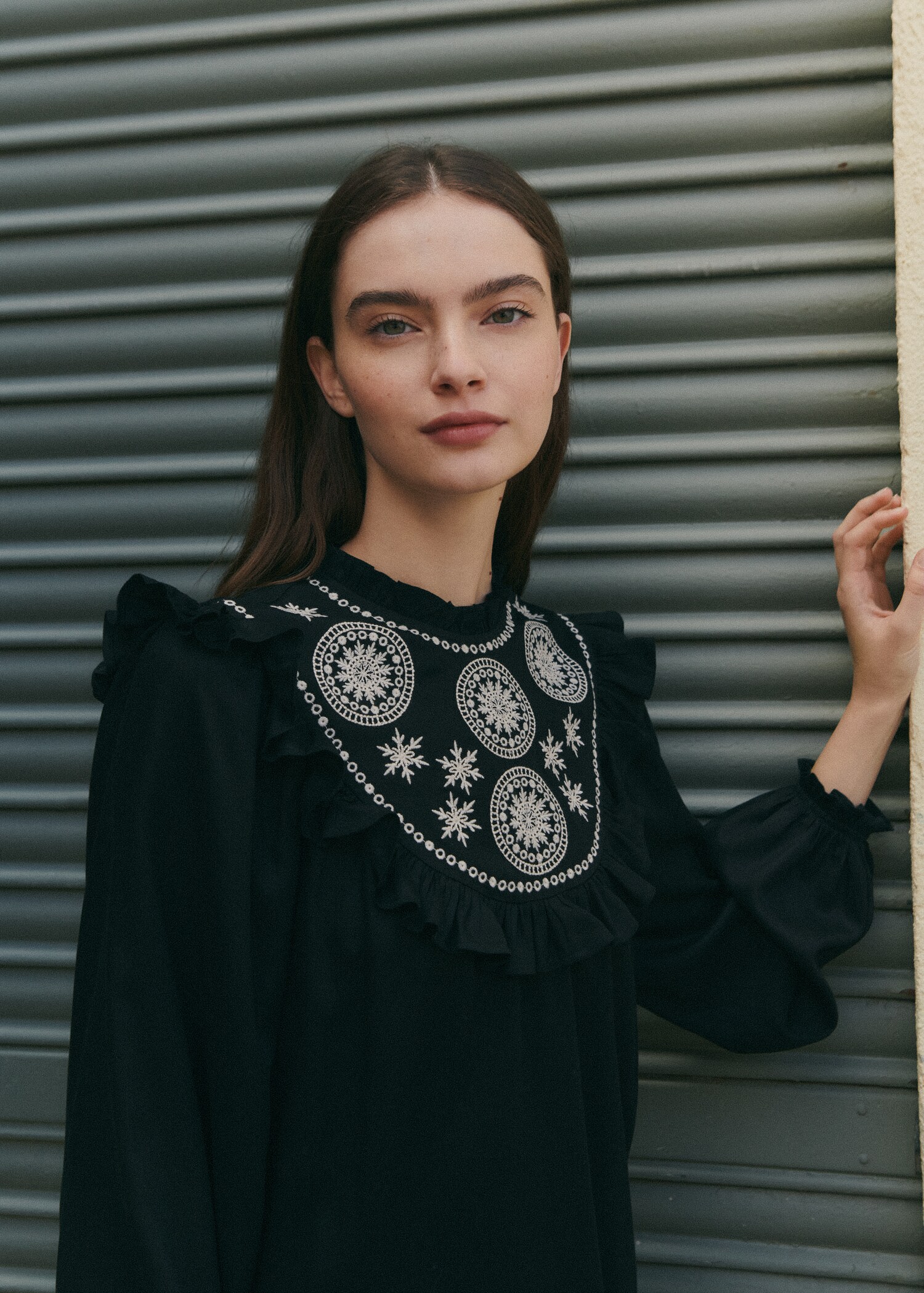 Fließende Bluse mit gestickten Details - Detail des Artikels 5