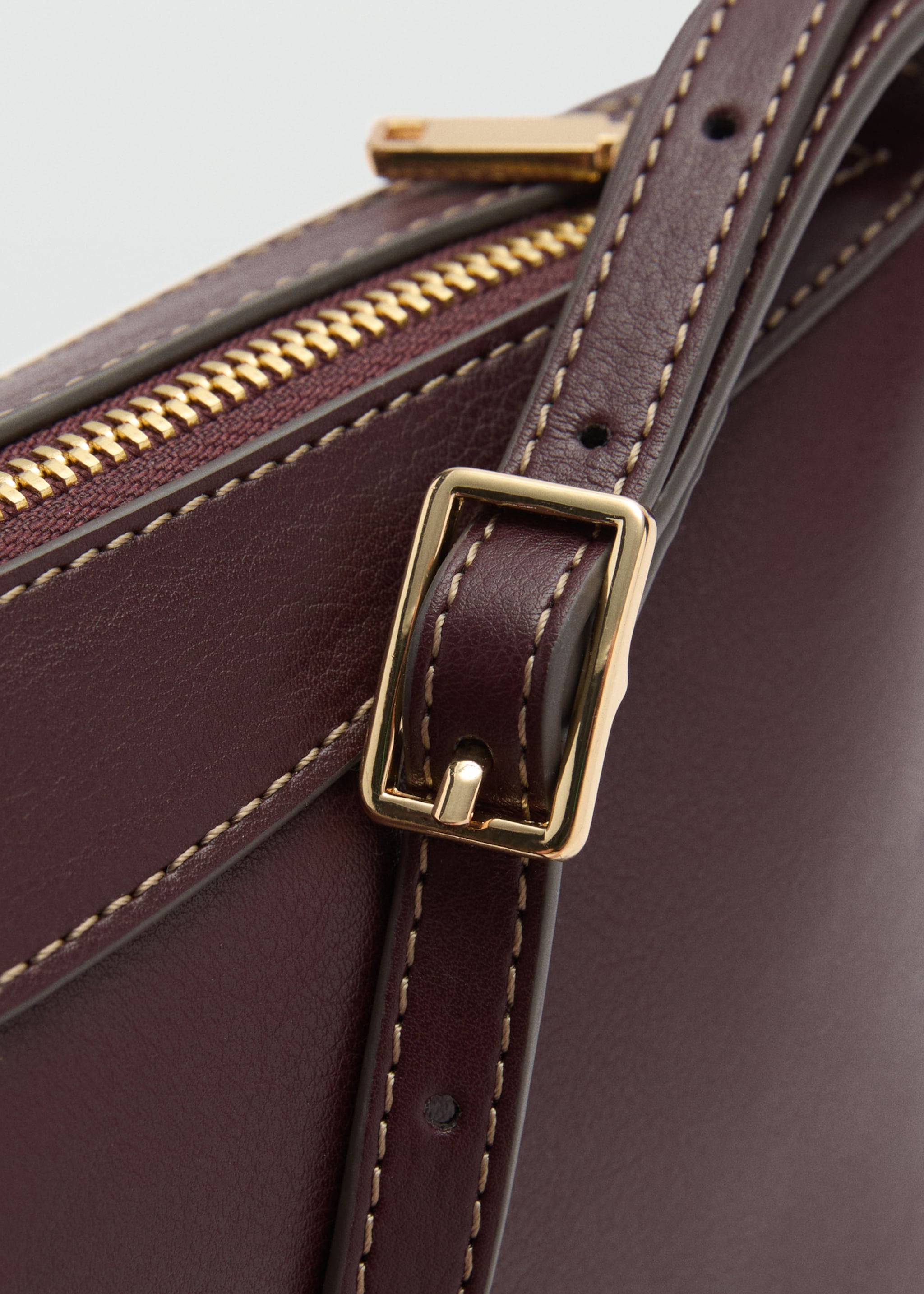 Shoulder bag with zip - Details of the article 2, Burgundy. Ref: 77017692-00.