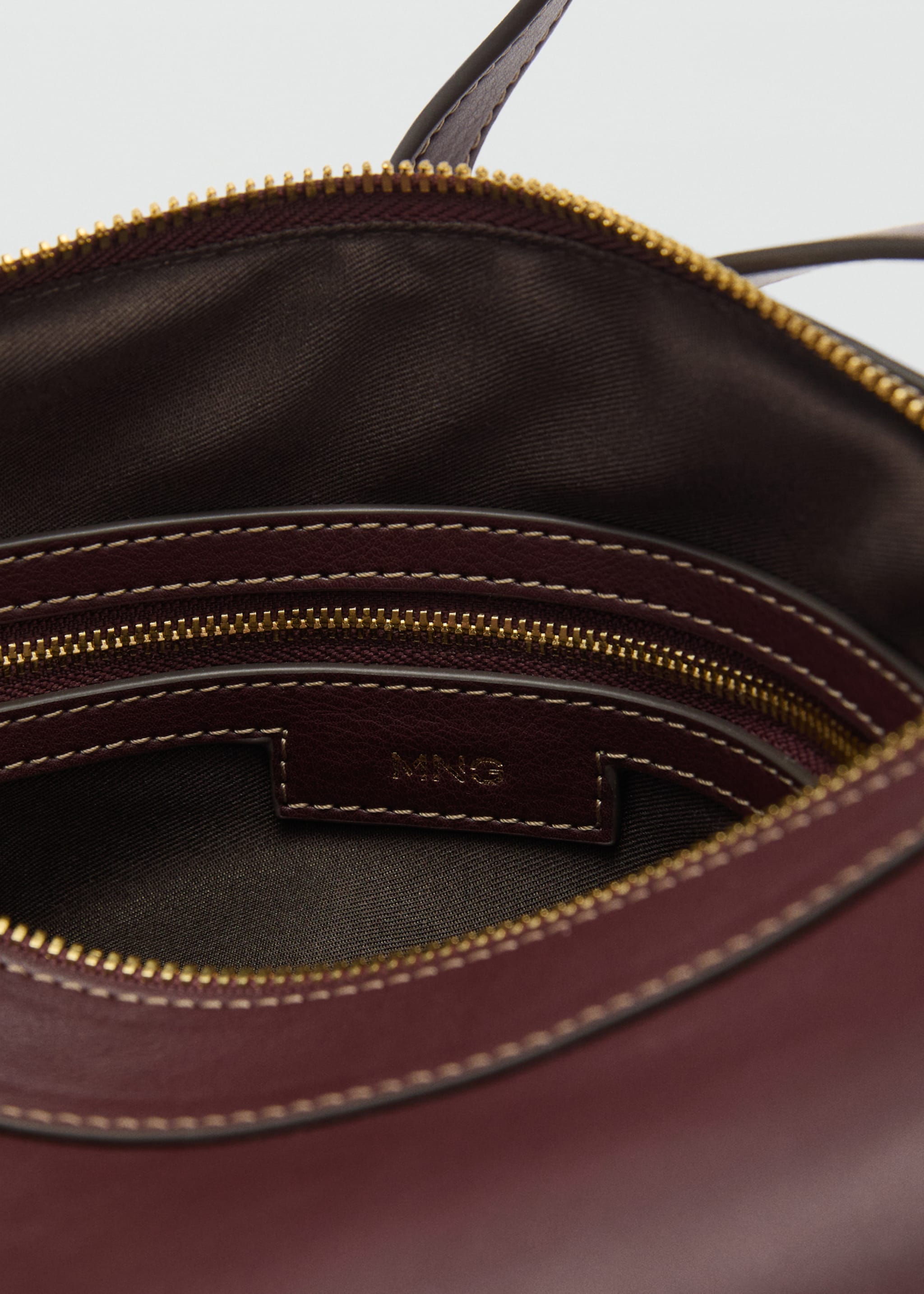 Shoulder bag with zip - Details of the article 3, Burgundy. Ref: 77017692-00.