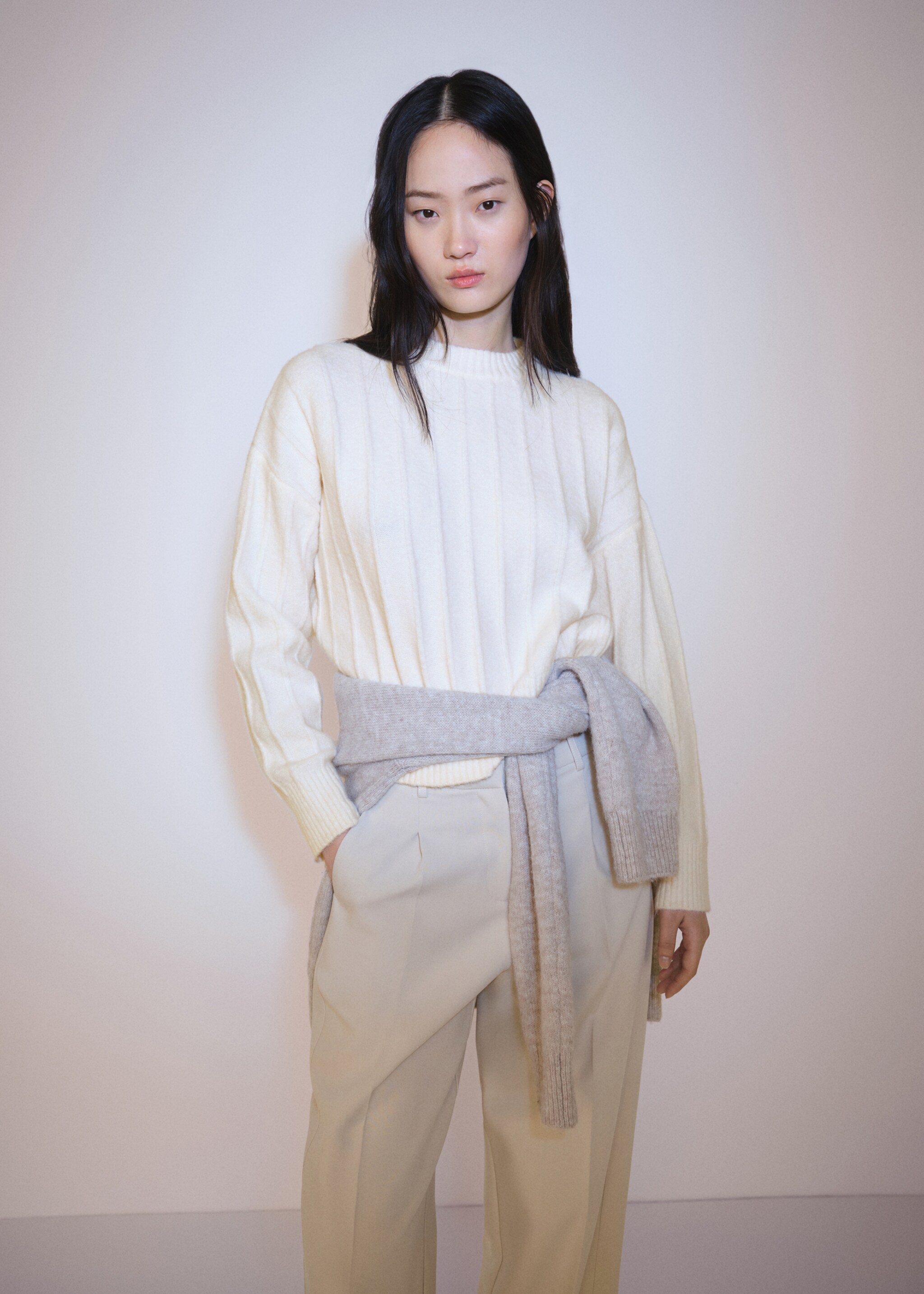 Úpletový svetr s výstřihem perkins - Náhled ve středové rovině, Béžová. Ref: 77017705-00.