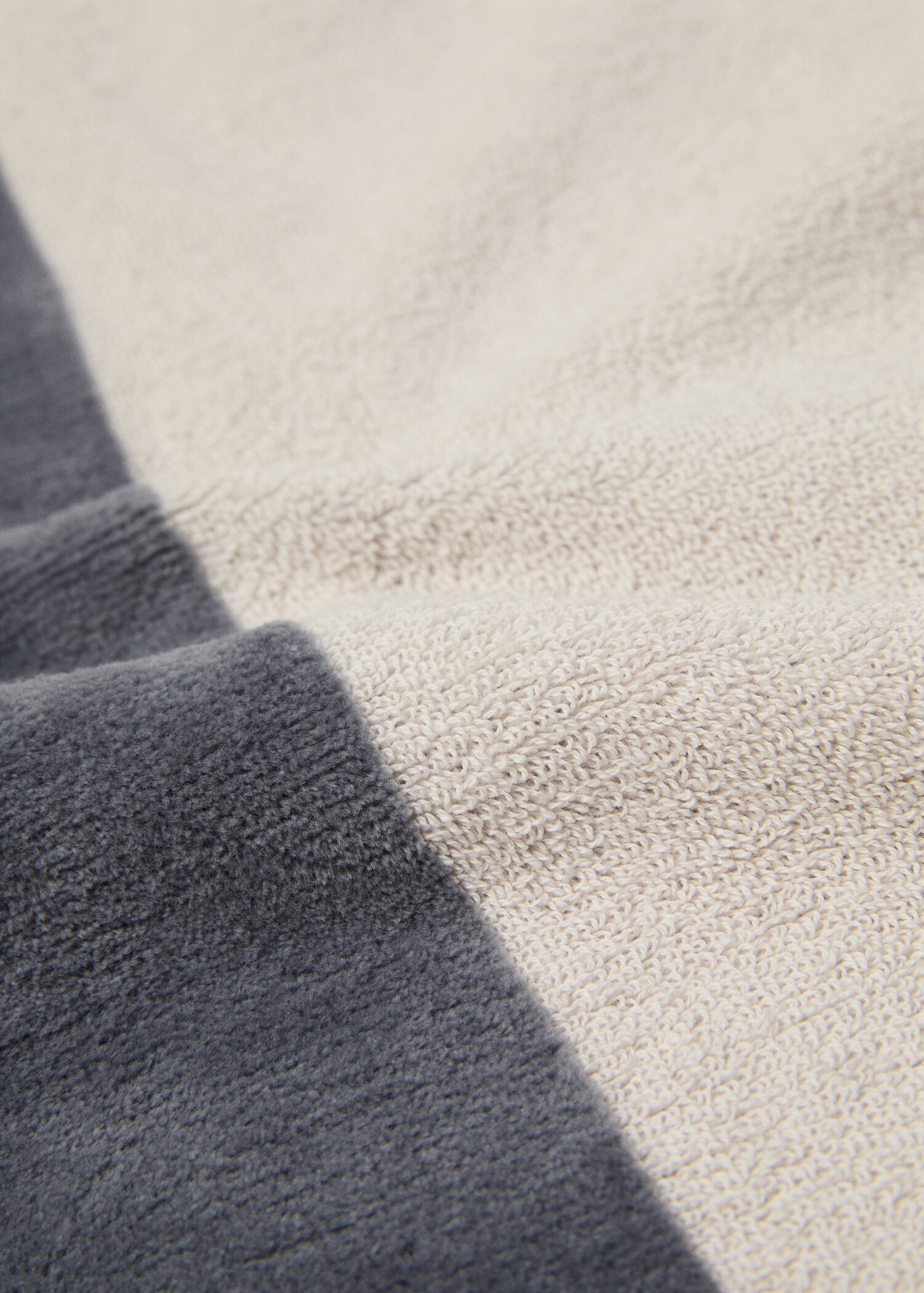 100% cotton hand towel with striped design 30x50cm - Details of the article 2