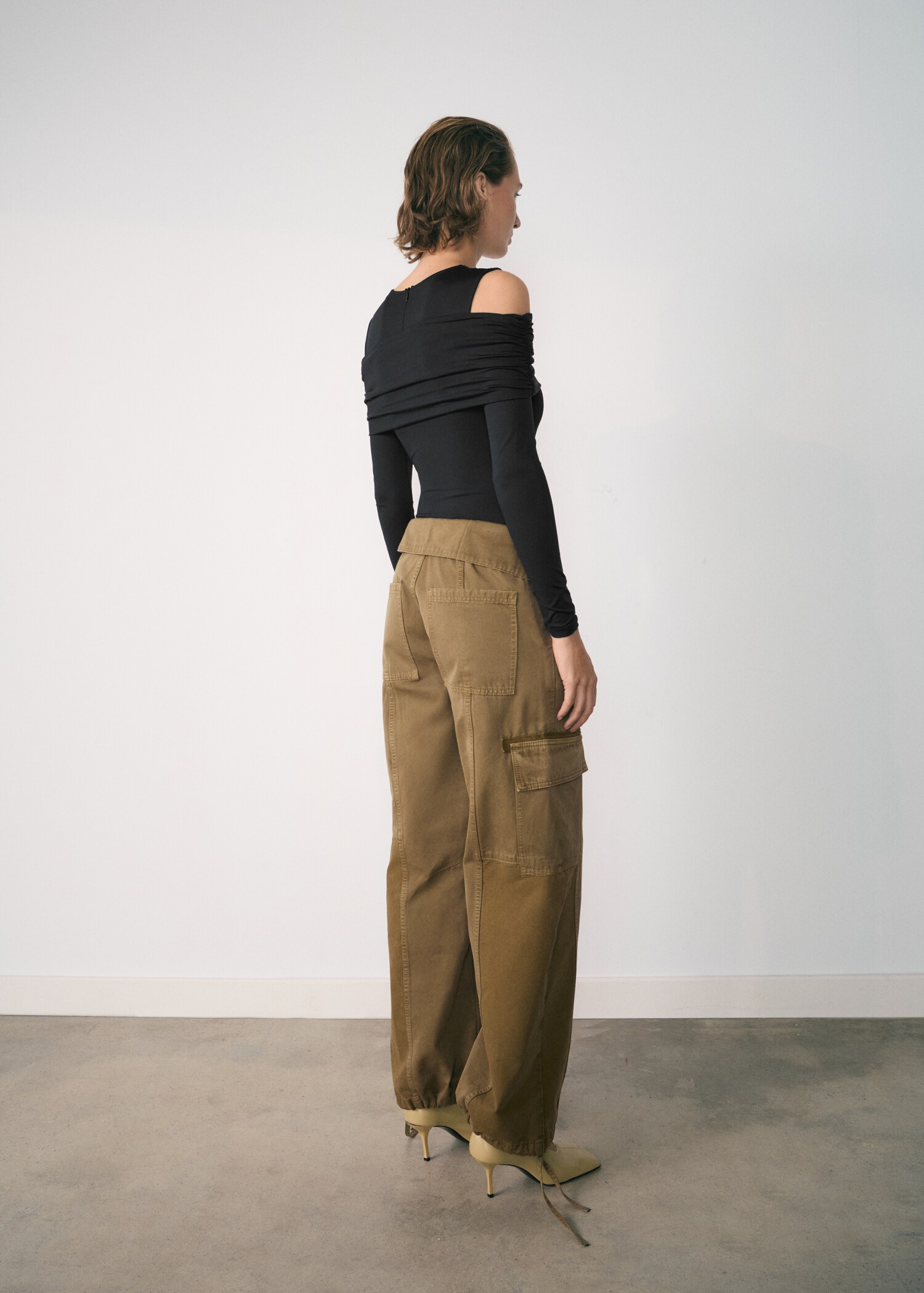 Jeans cargo cintura vuelta - Reverso del artículo