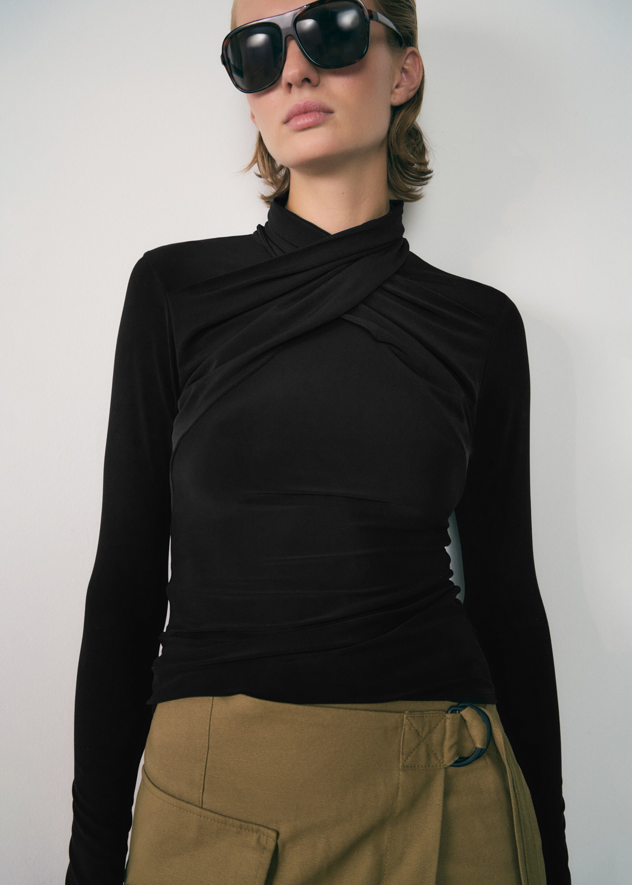 Cross-neck t-shirt - Medium plane, Black. Ref: 77017721-00.