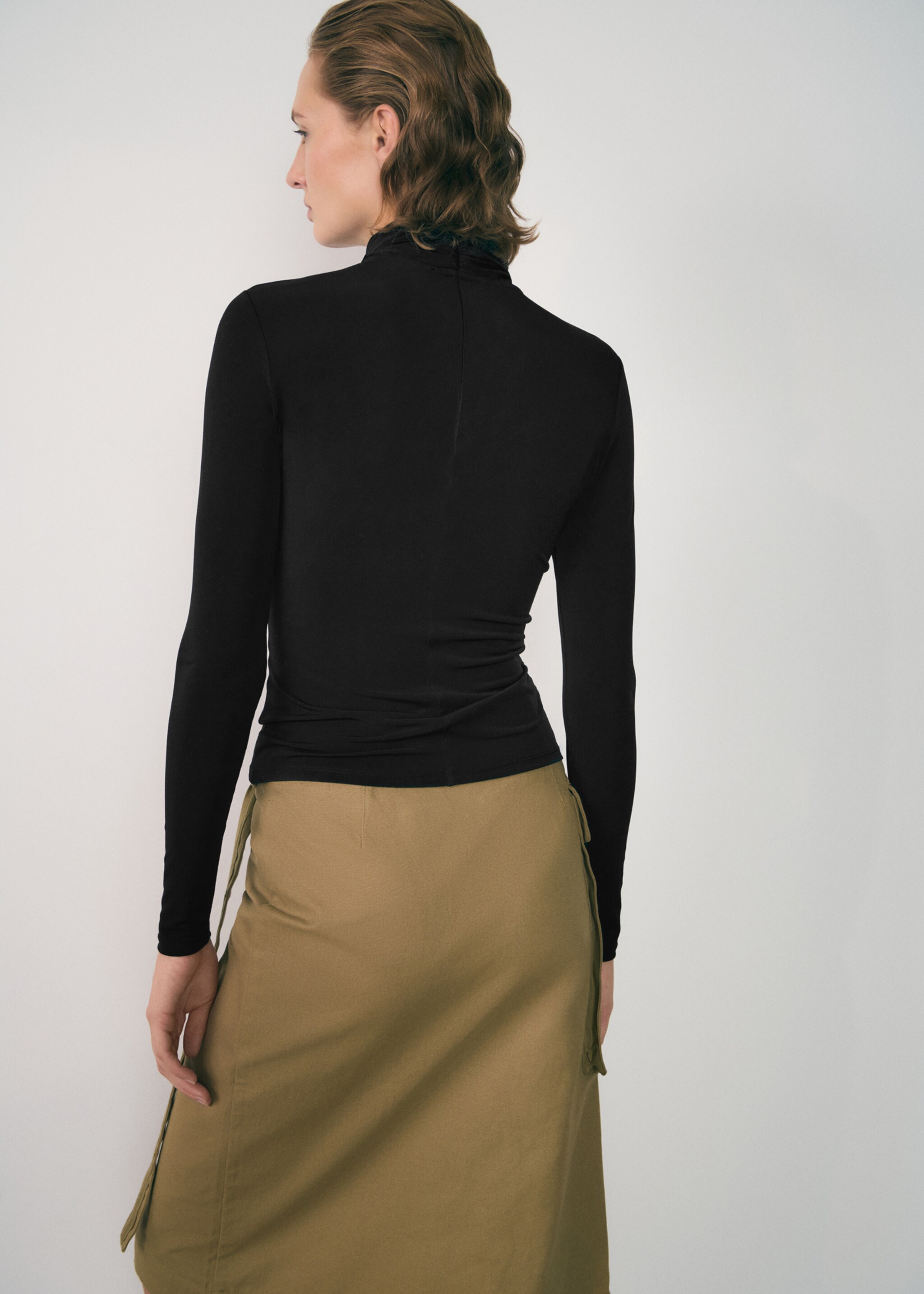 Cross-neck t-shirt - Reverse of the article, Black. Ref: 77017721-00.
