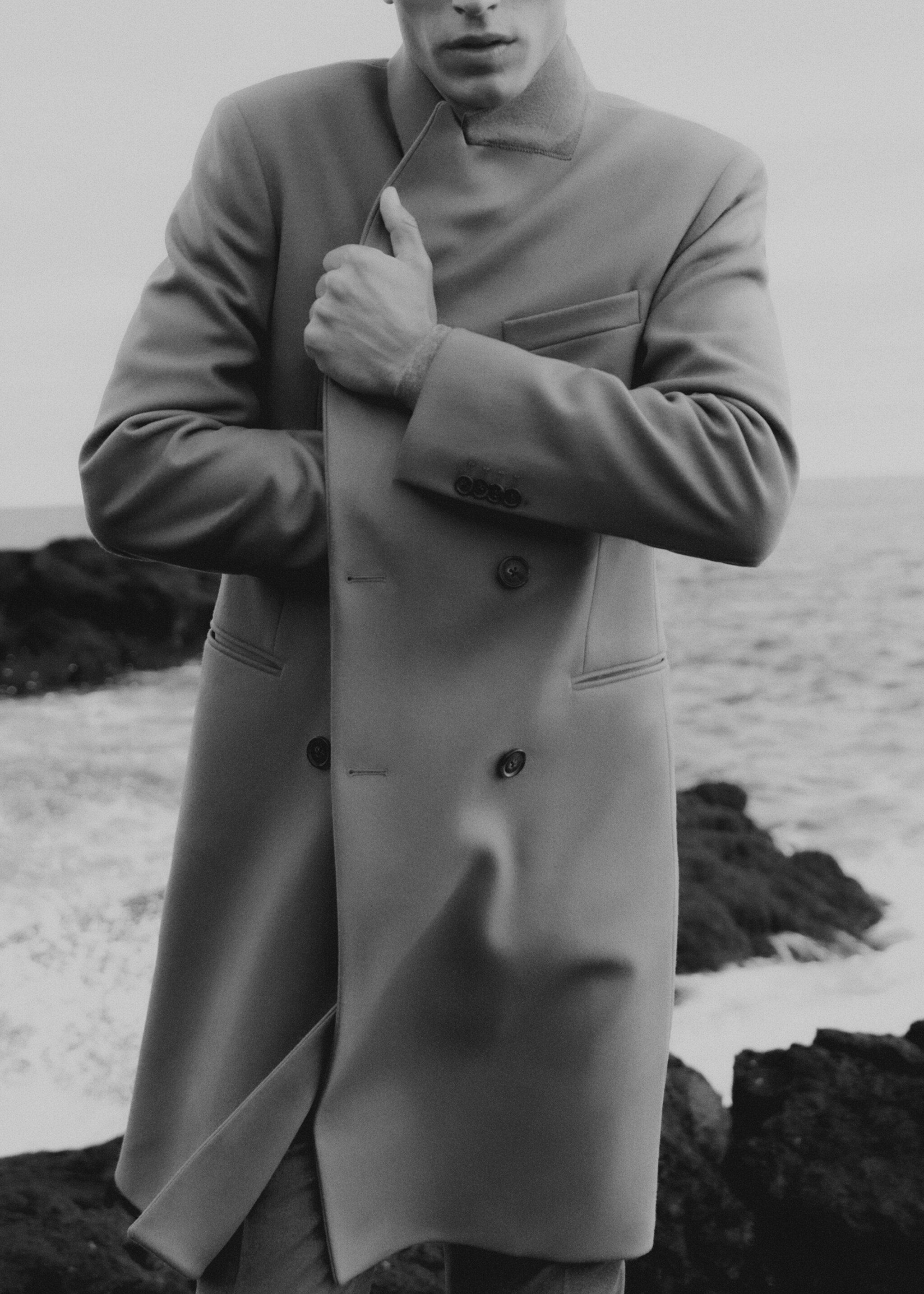 100% Italian wool double-breasted coat - Details of the article 3, Medium Brown. Ref: 77017919-00.