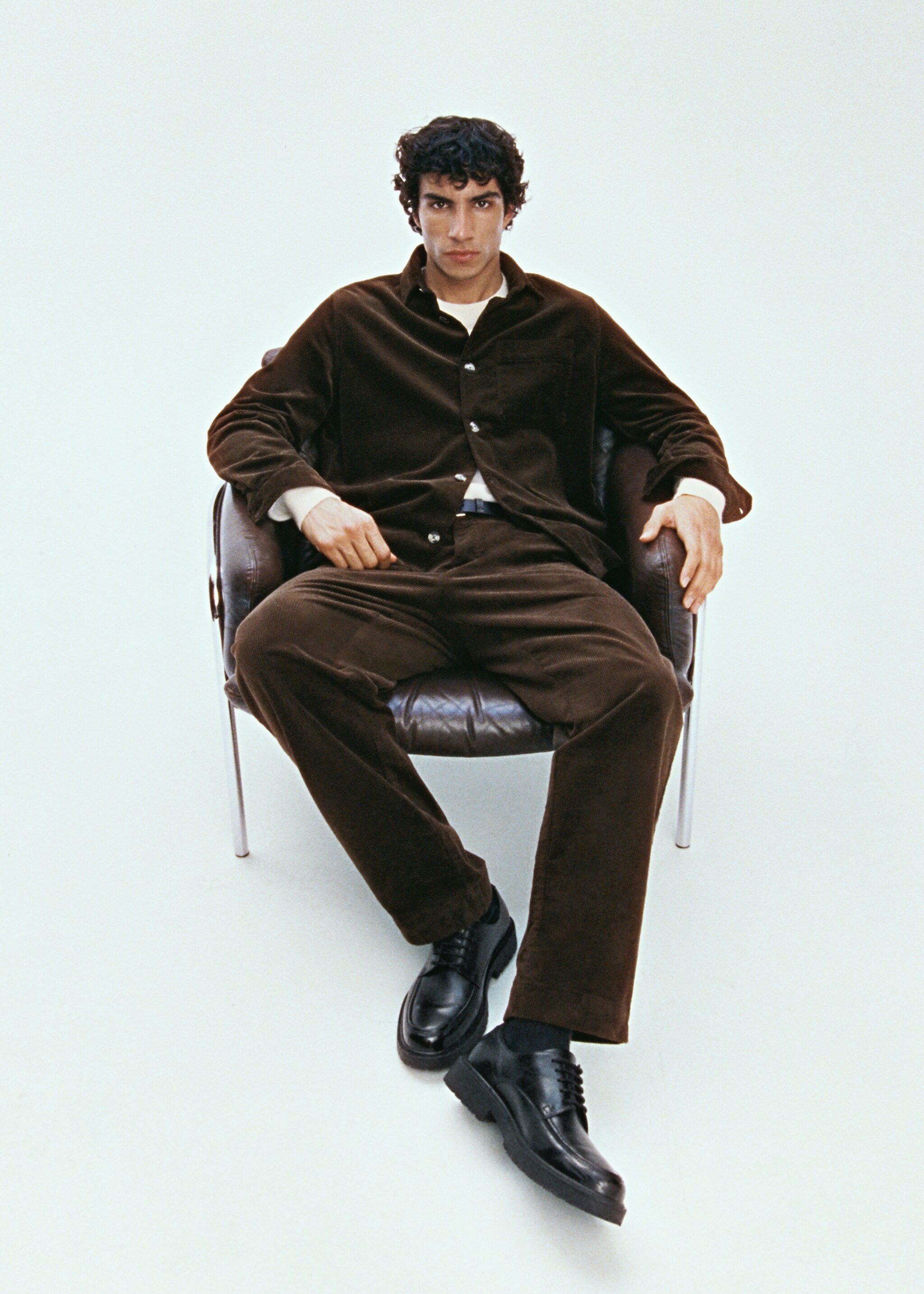 Manšestrové kalhoty se záševky straight fit - Detail zboží 5, Hnědá. Ref: 77017921-00.