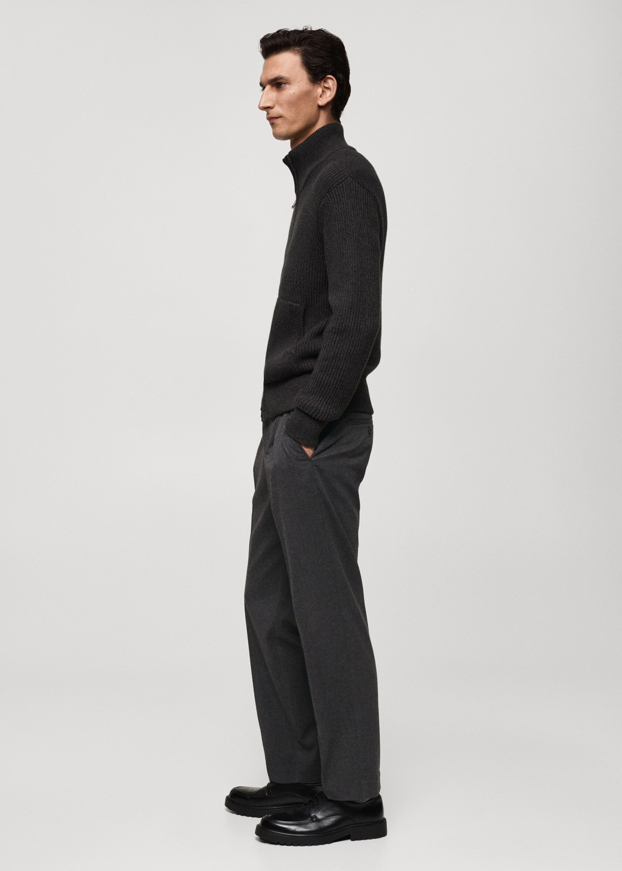 Pantalons regular fit pinces cordill - Detall de l'article 2, Gris. Ref: 77017922-00.