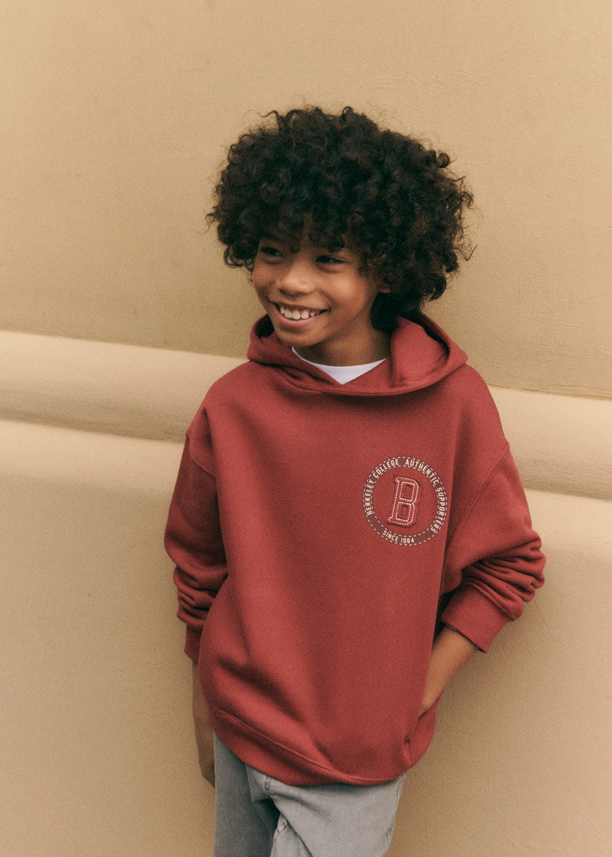 Baumwoll-Sweatshirt mit Stickdetail - Detail des Artikels 5, Kirschrot. Ref: 77017930-00.