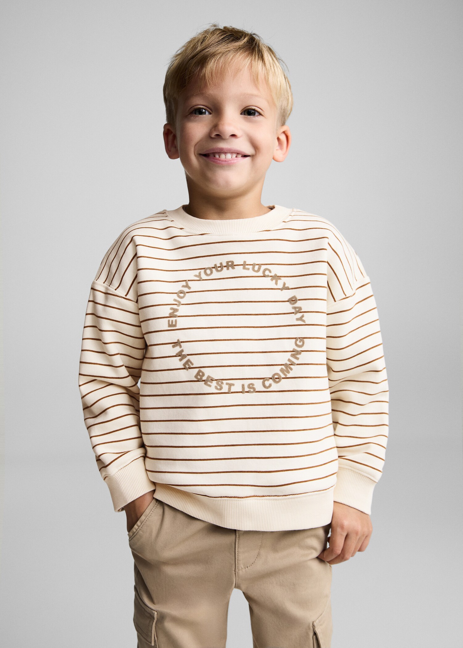 Sudadera rayas mensaje - Plano medio