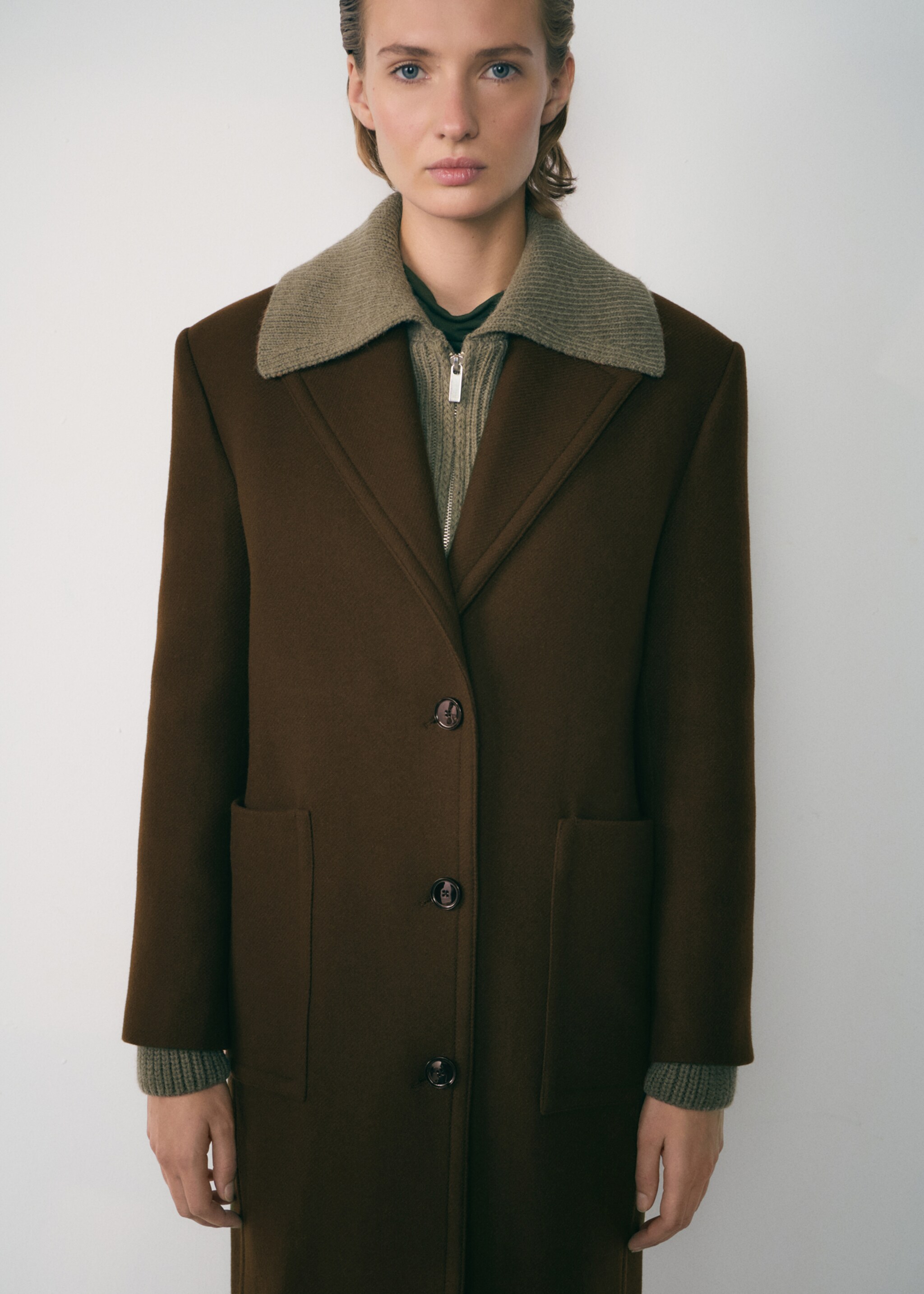Manteau laine vierge poches - Plan moyen, Kaki. Ref: 77017942-00.