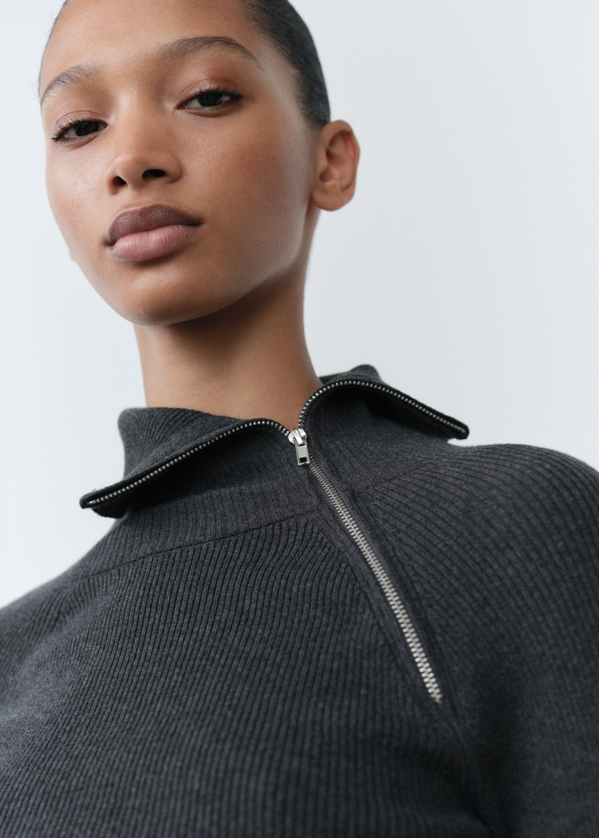 Gerippter Pullover mit Zip-Kragen - Detail des Artikels 1, Grau. Ref: 77018637-00.