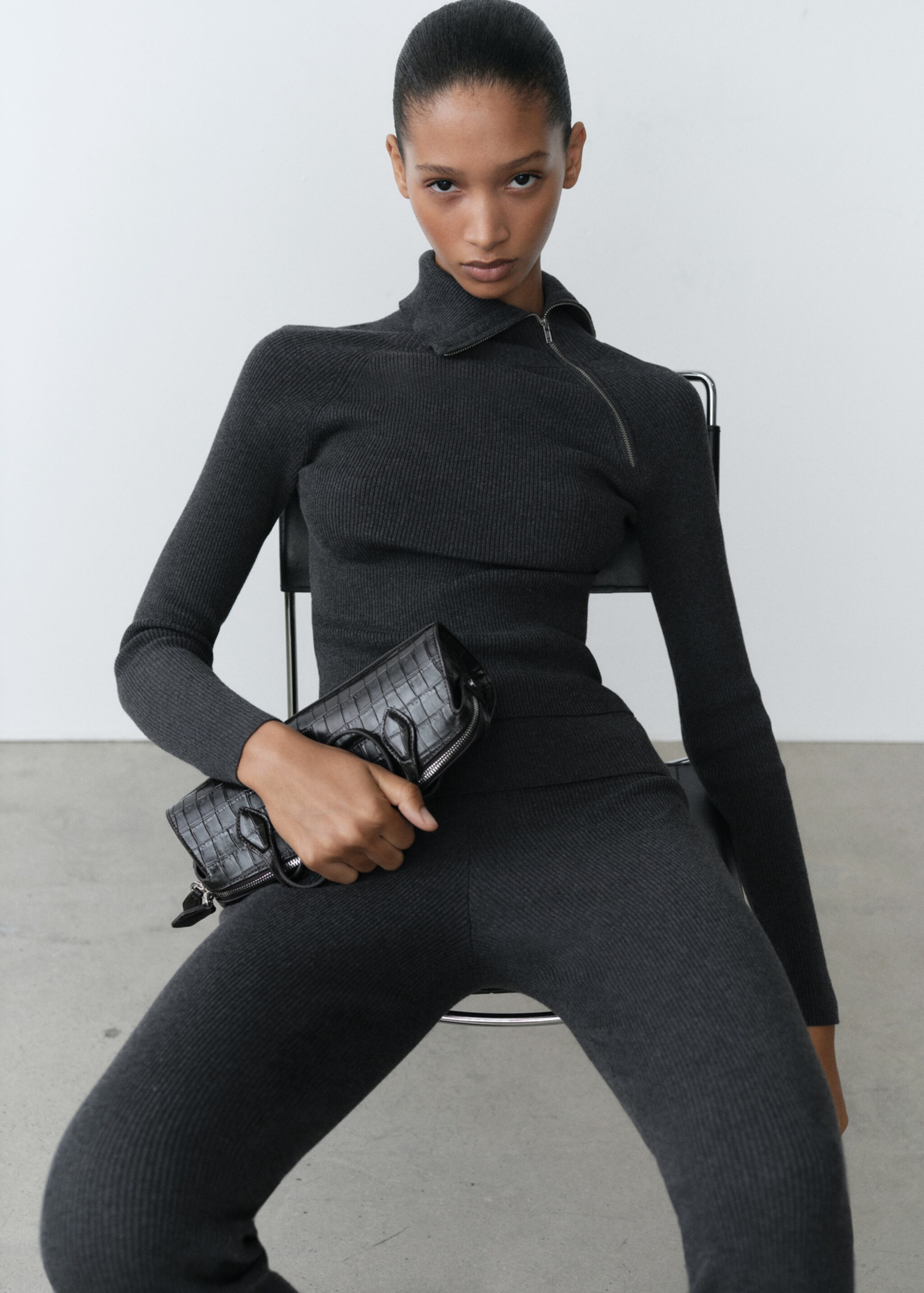 Gerippter Pullover mit Zip-Kragen - Detail des Artikels 2, Grau. Ref: 77018637-00.