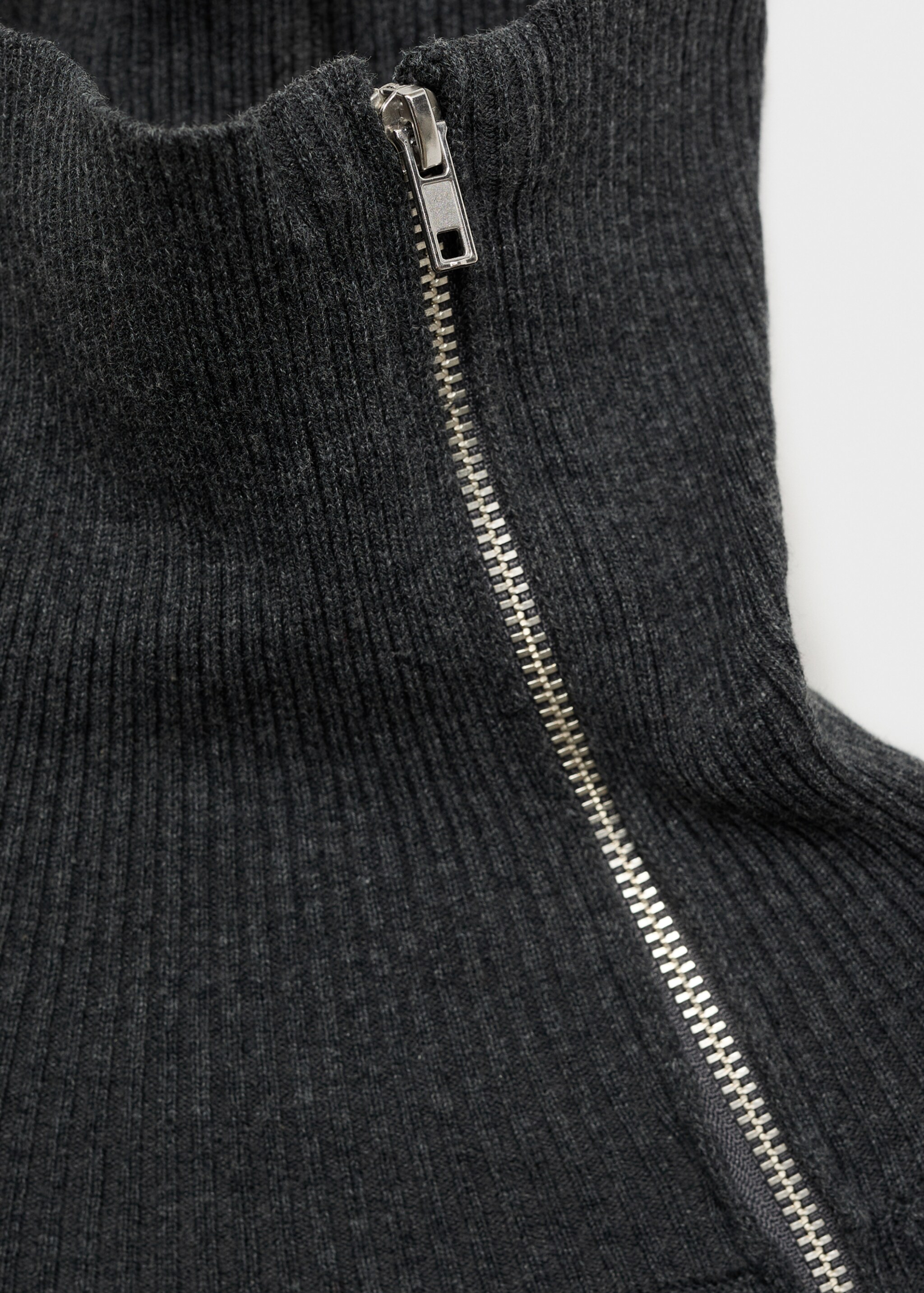 Gerippter Pullover mit Zip-Kragen - Detail des Artikels 8, Grau. Ref: 77018637-00.