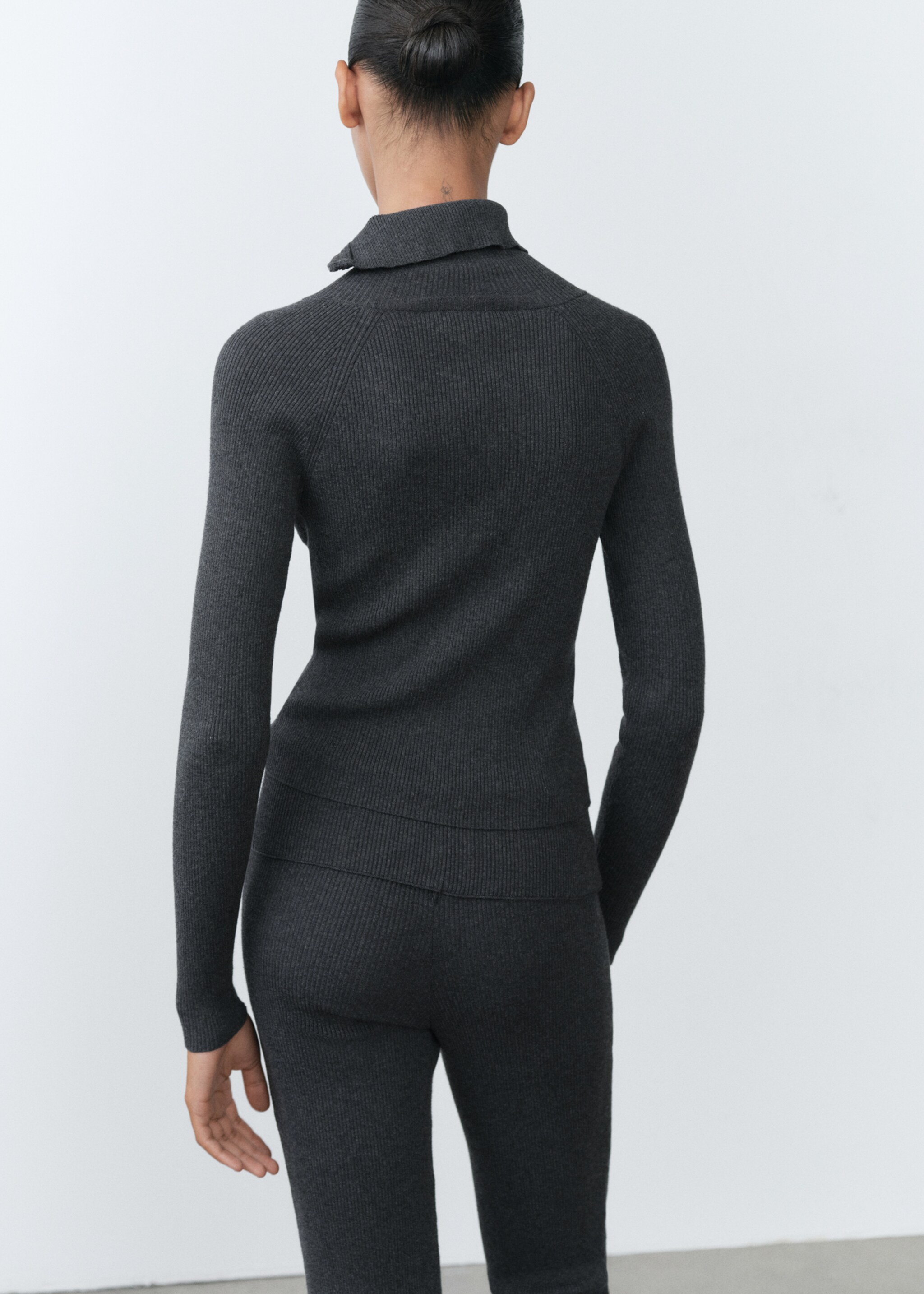 Gerippter Pullover mit Zip-Kragen - Rückseite des Artikels, Grau. Ref: 77018637-00.