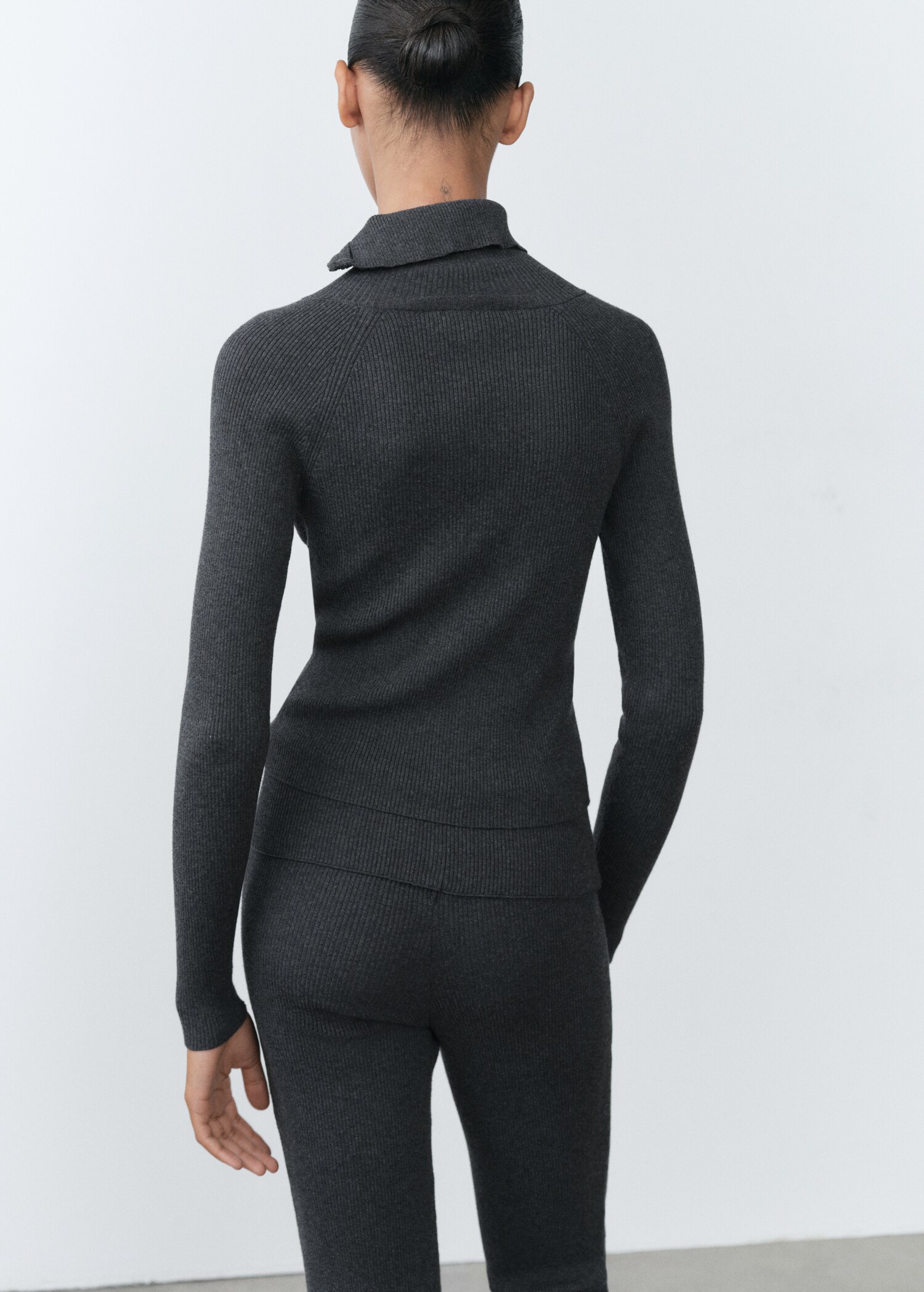 Ribbed sweater with zip collar - Reverse of the article