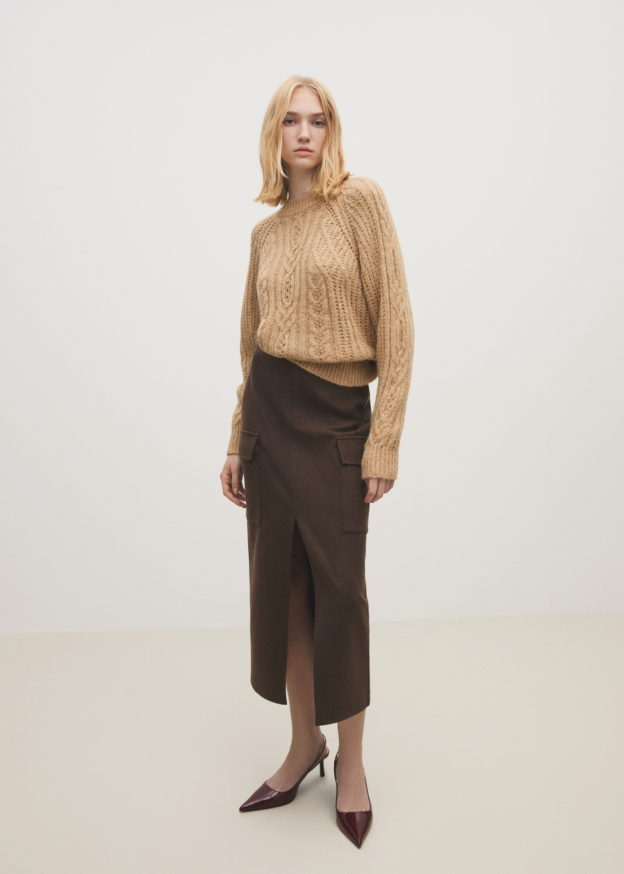 Thick knit round neck sweater - Details of the article 6, Medium Brown. Ref: 77019062-00.