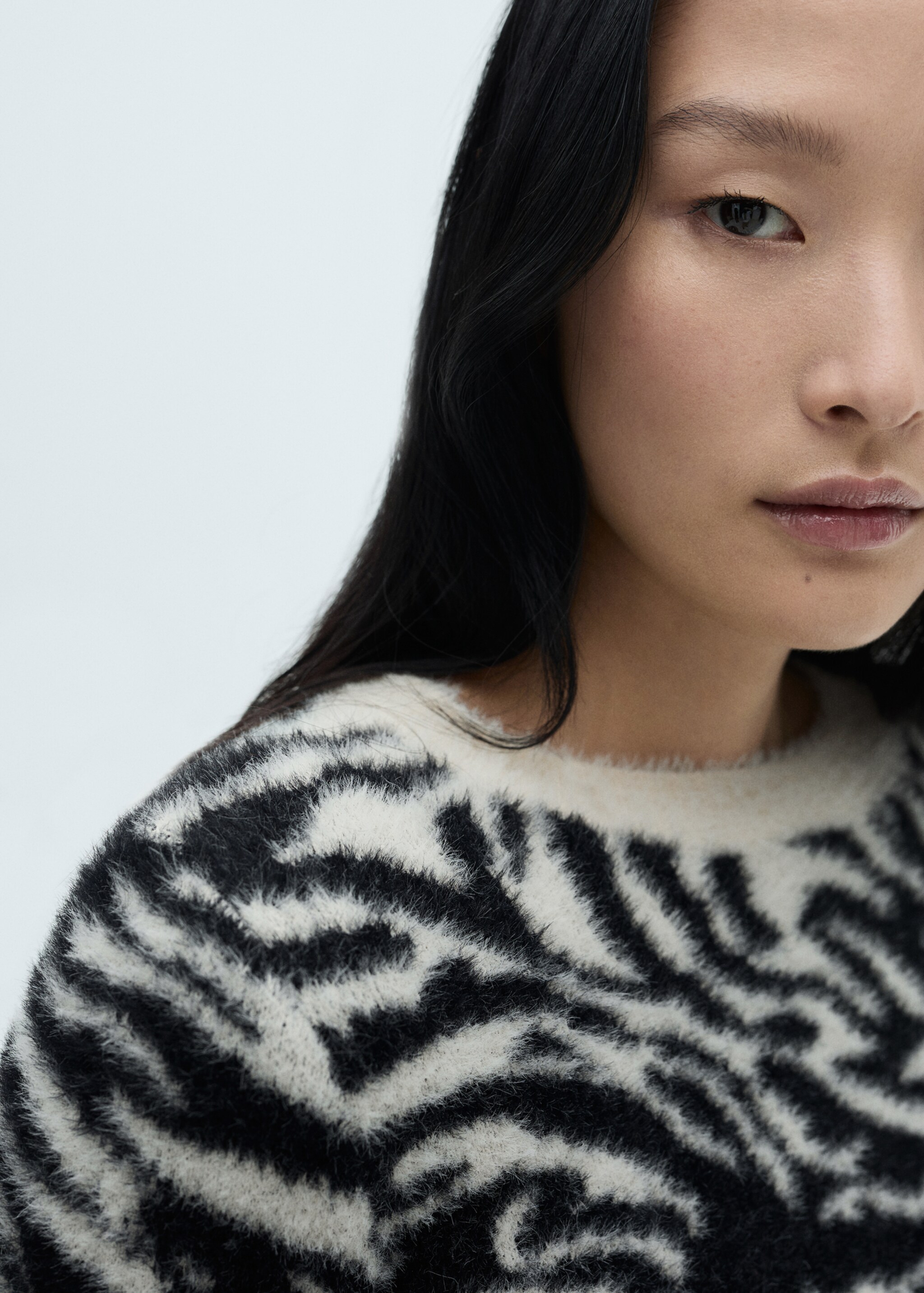 Faux-fur zebra-print sweater - Details of the article 1, Ecru. Ref: 77019069-00.