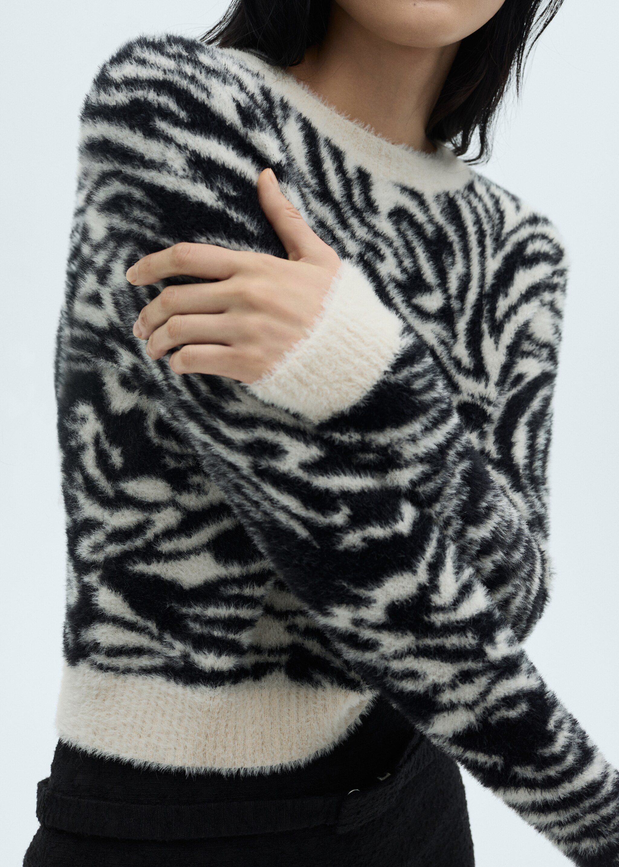 Faux-fur zebra-print sweater - Details of the article 6, Ecru. Ref: 77019069-00.